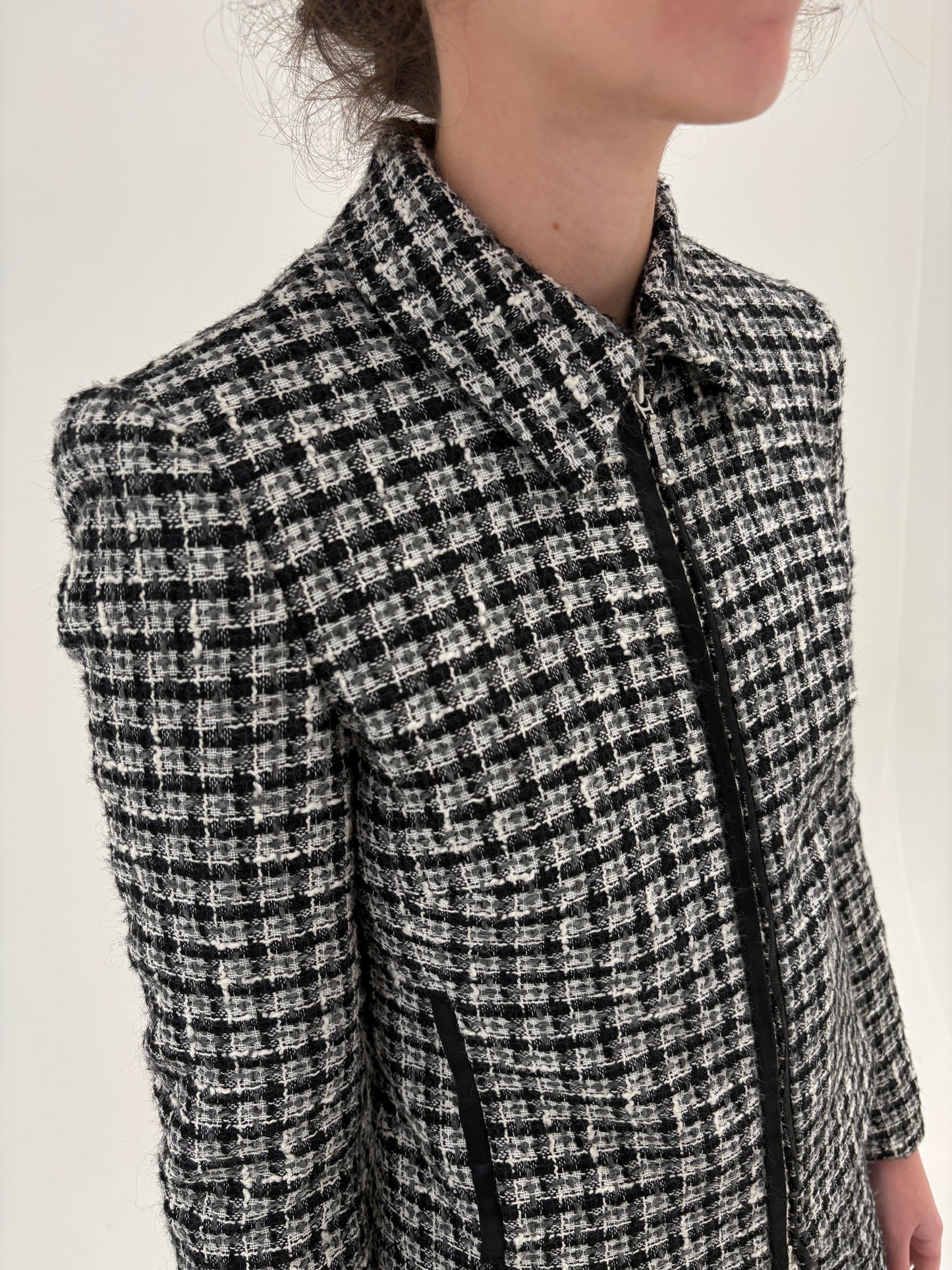 Deux piece in stil Chanel din tweed de lana alb negru cu fusta mini plisată