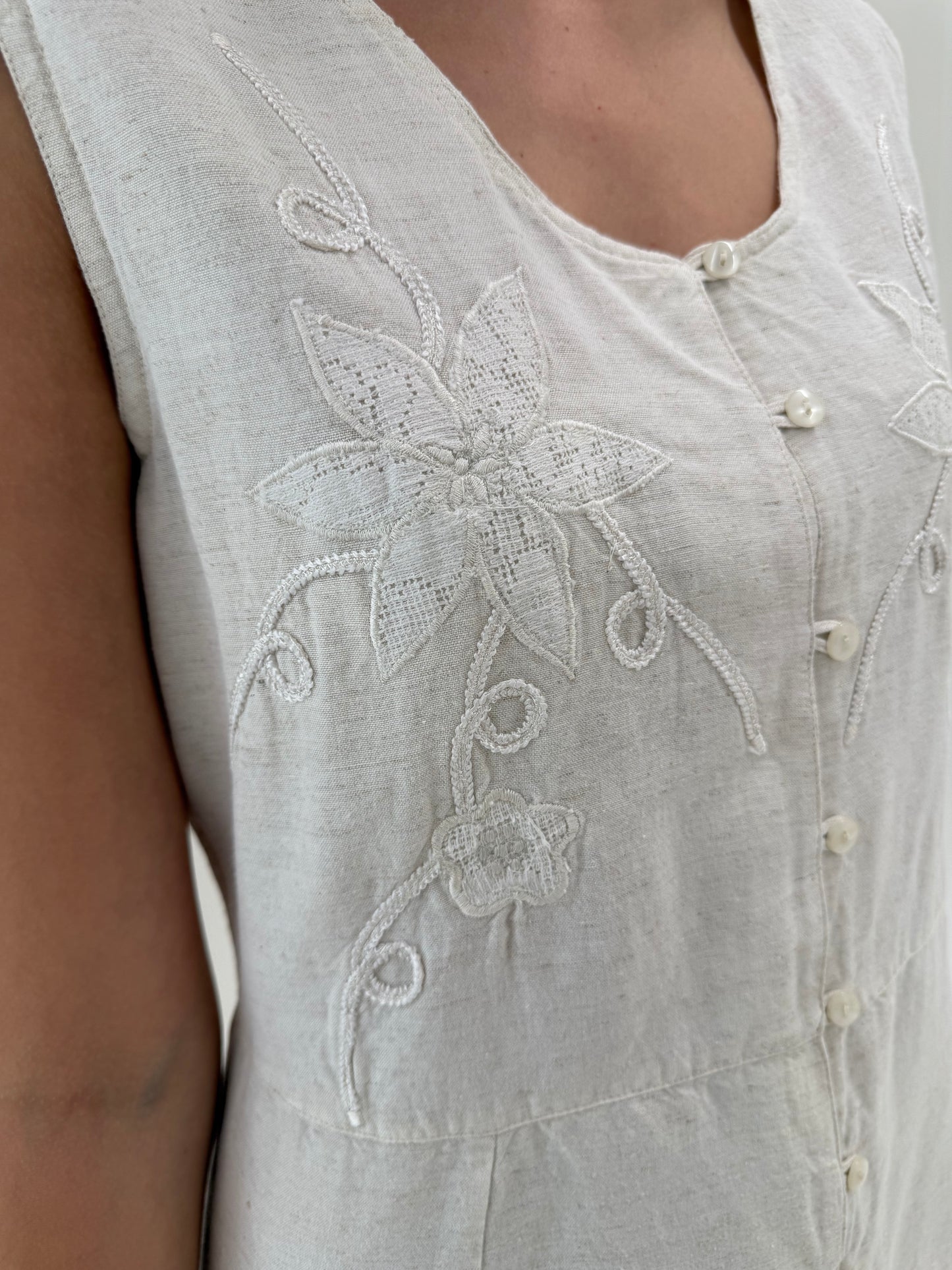 Rochie maxi din pânză cu talie ușor marcată și aplicații de dantelă macrame