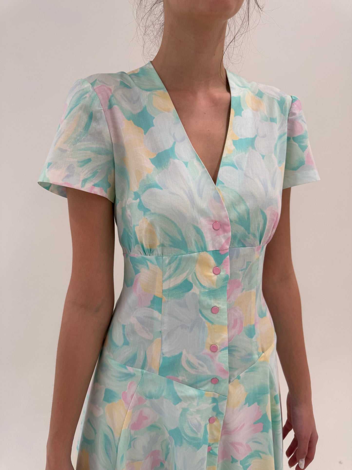 Rochie vintage maxi în culori pudrate și talie ultra marcată din panzica de bumbac