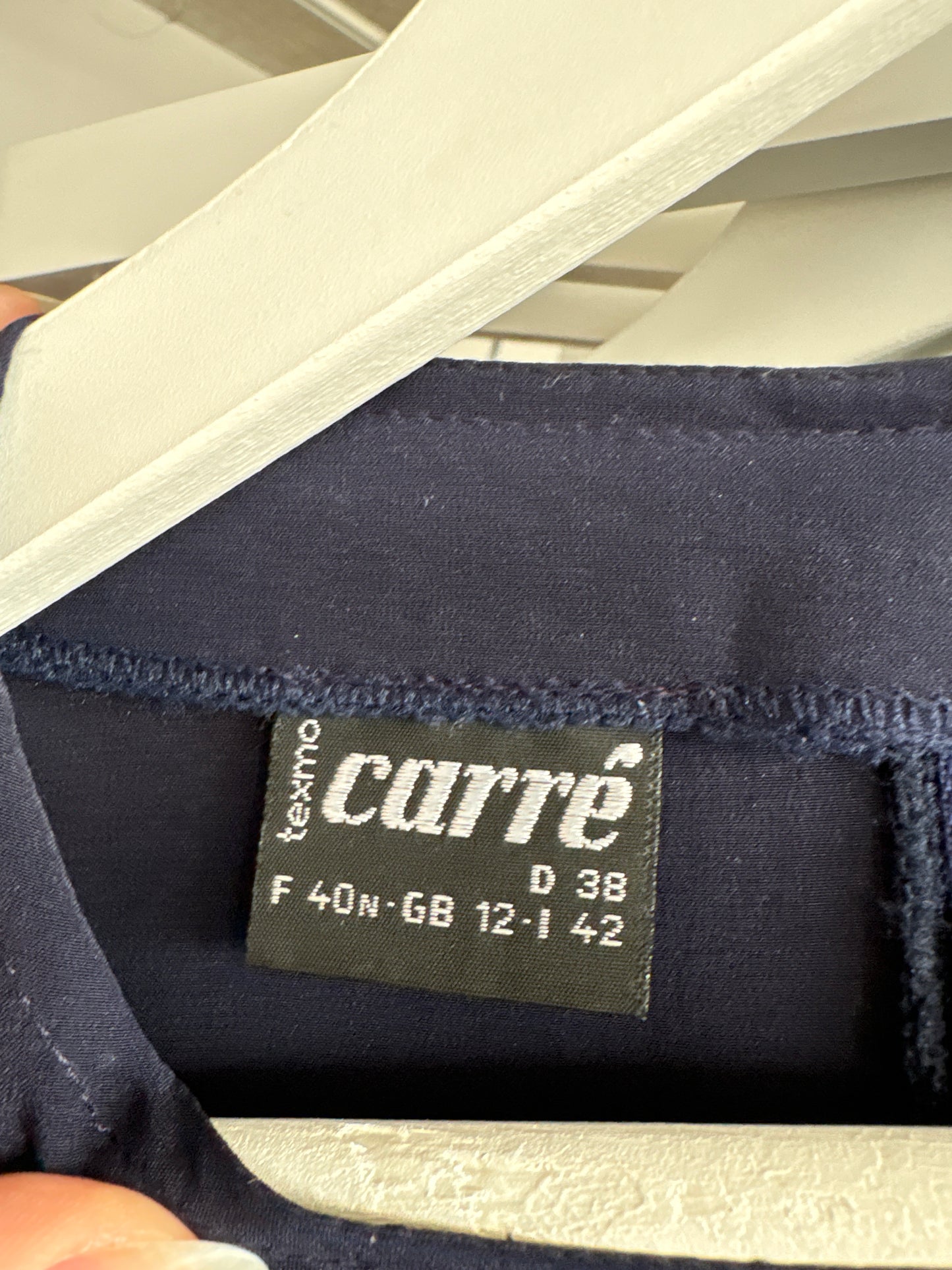 Rochie din twill de mătase matuala în croi retro modern cu talie elastică