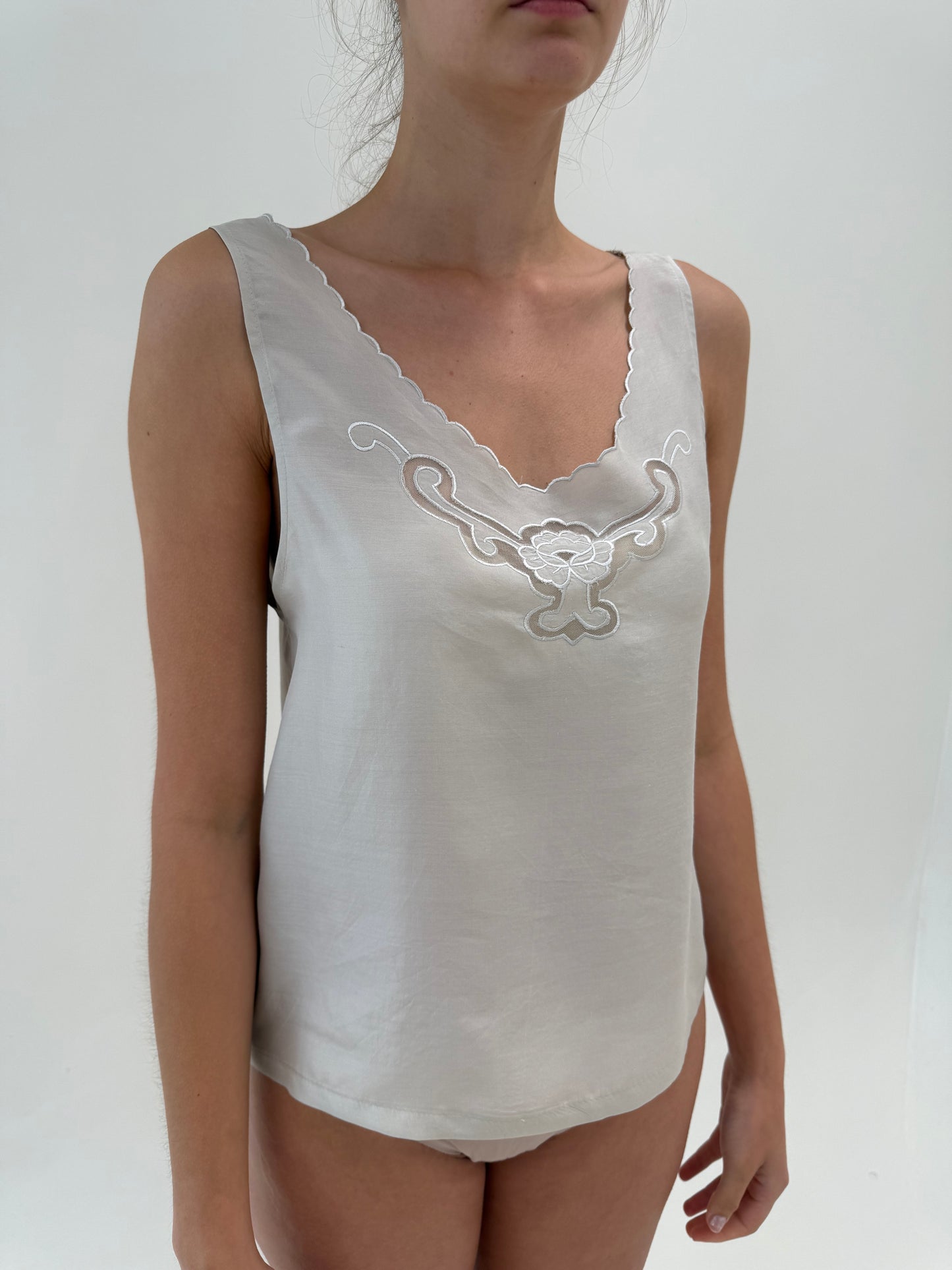 Top silver gray cu broderie din mătase matuala