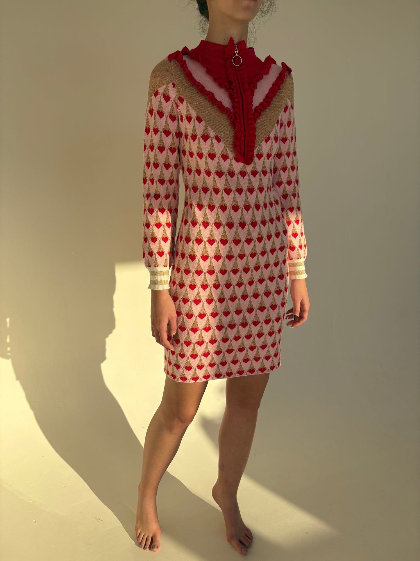 Rochie maximalista powder pink din jerse plin cu print auriu și roșu