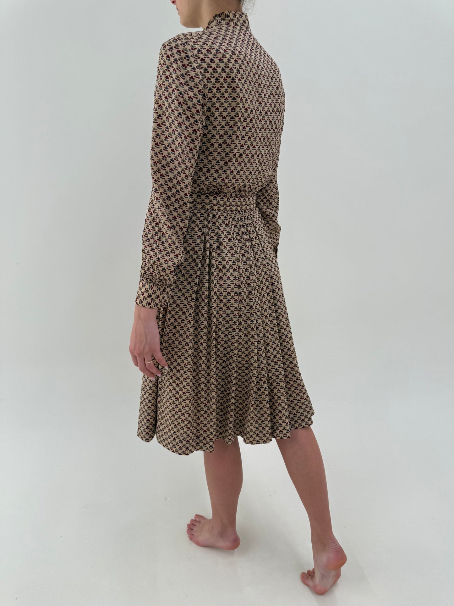 Rochie camel din mătase naturală în croi de ani 70 cu print delicat