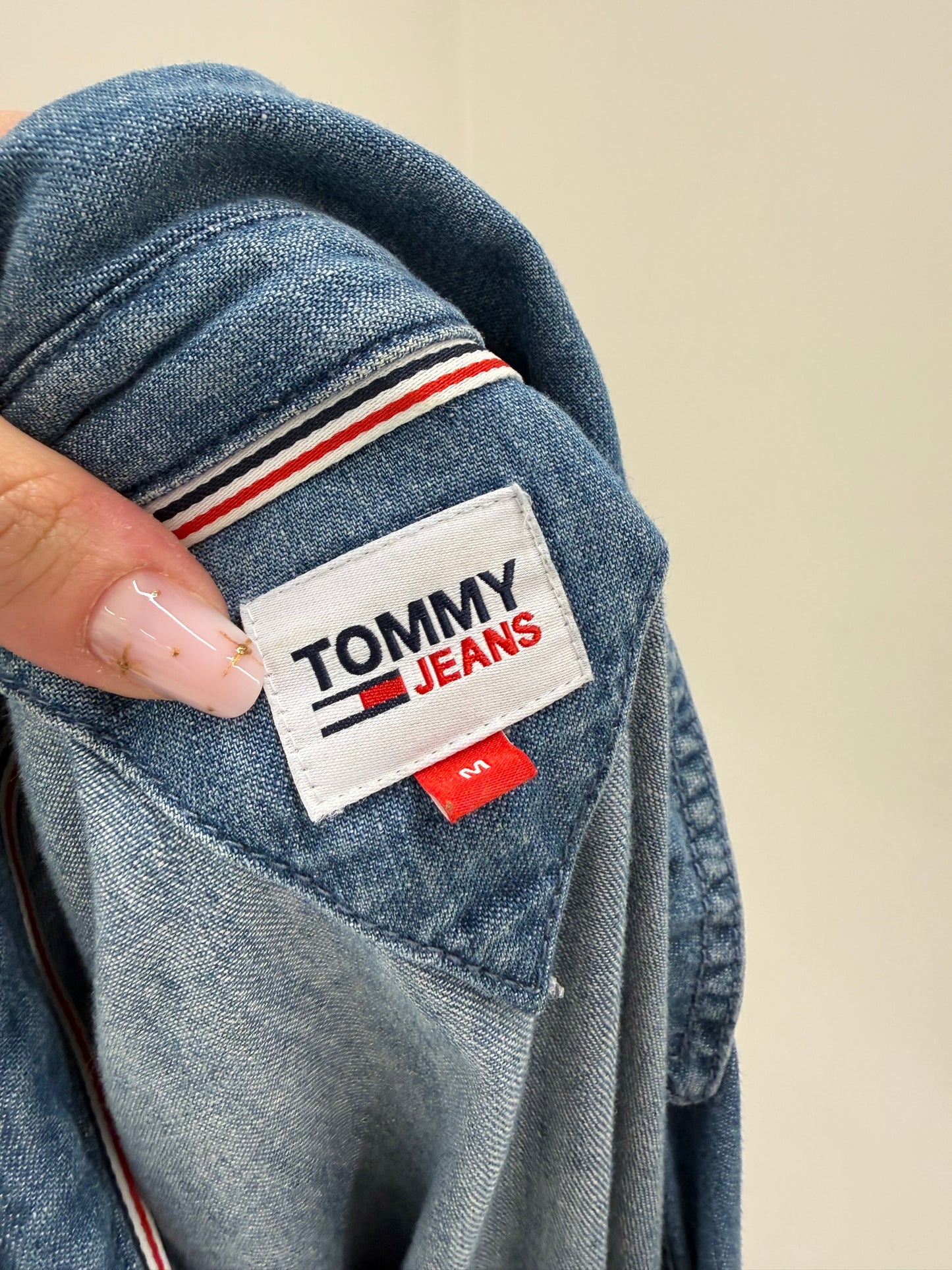Rochie Tommy Hilfiger din jeans subțire în croi lejer