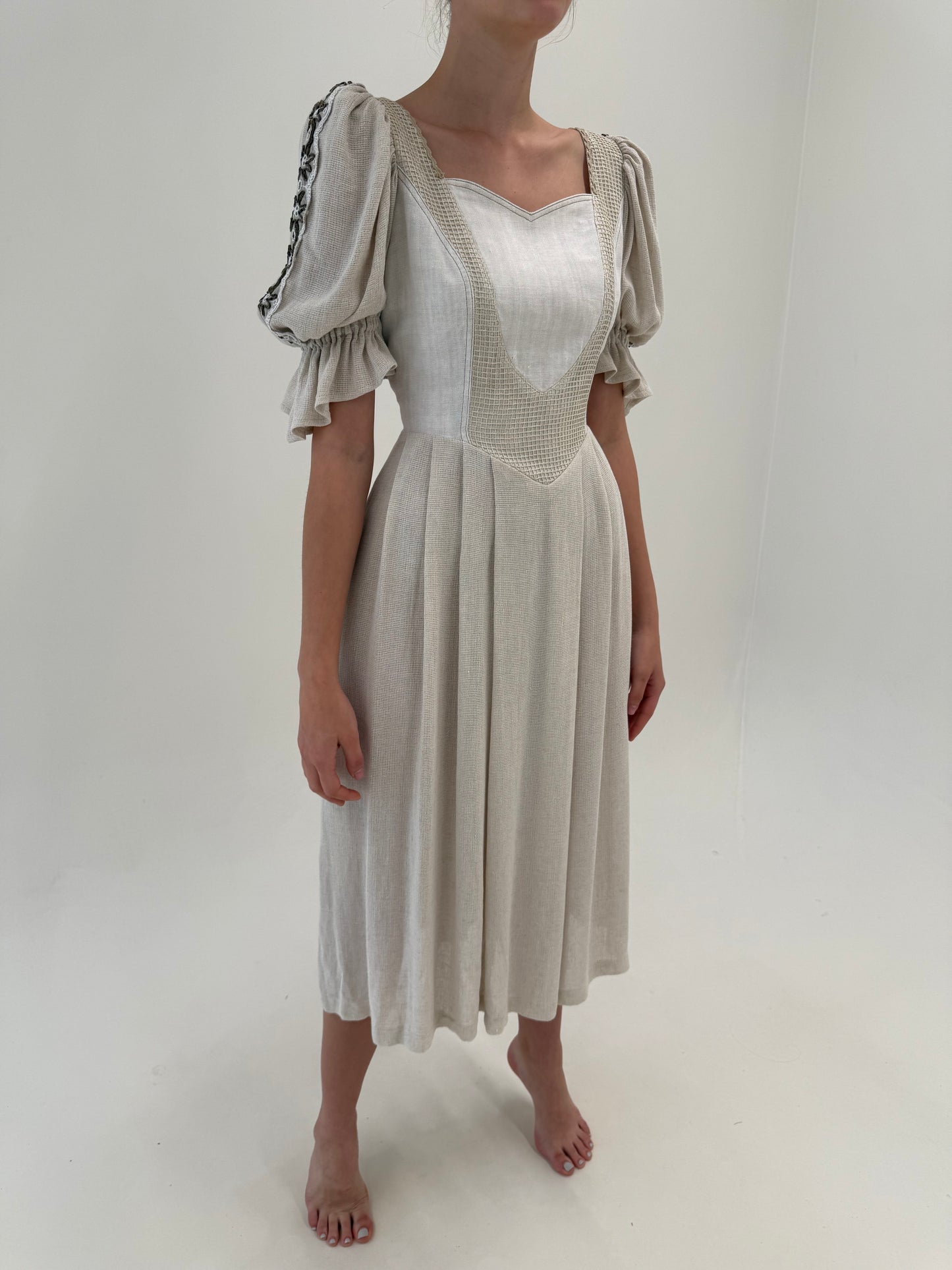 Rochie vintage din pânză excepțională de in cu corsaj în nuanțe neutre
