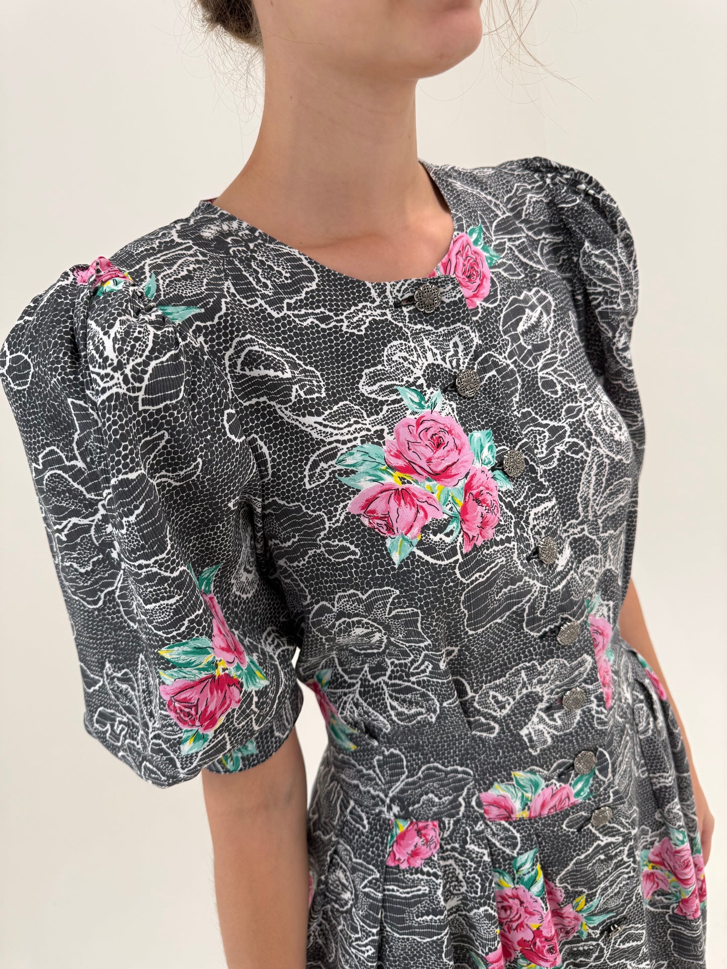 Rochie vintage super vaporoasă in croi de ani 50 cu talie marcată si print floral cu trandafiri