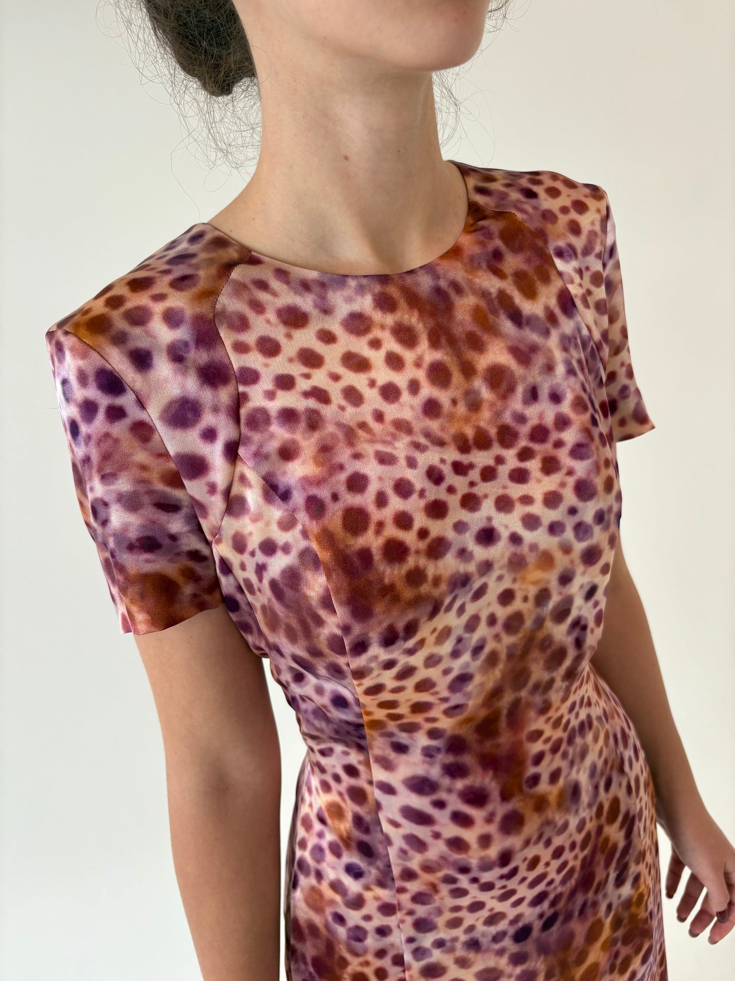 Rochie din mătase naturală în croi clasic camel și nuanțe de lavandă