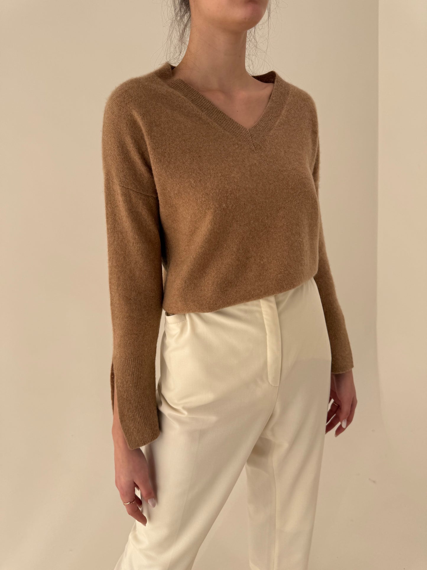 Pulover camel din cașmir cu detalii chic și anchior în croi lejer