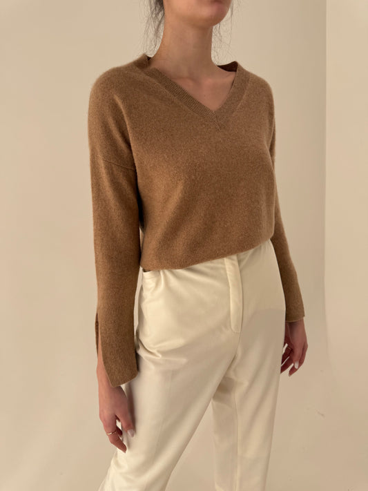 Pulover camel din cașmir cu detalii chic și anchior în croi lejer