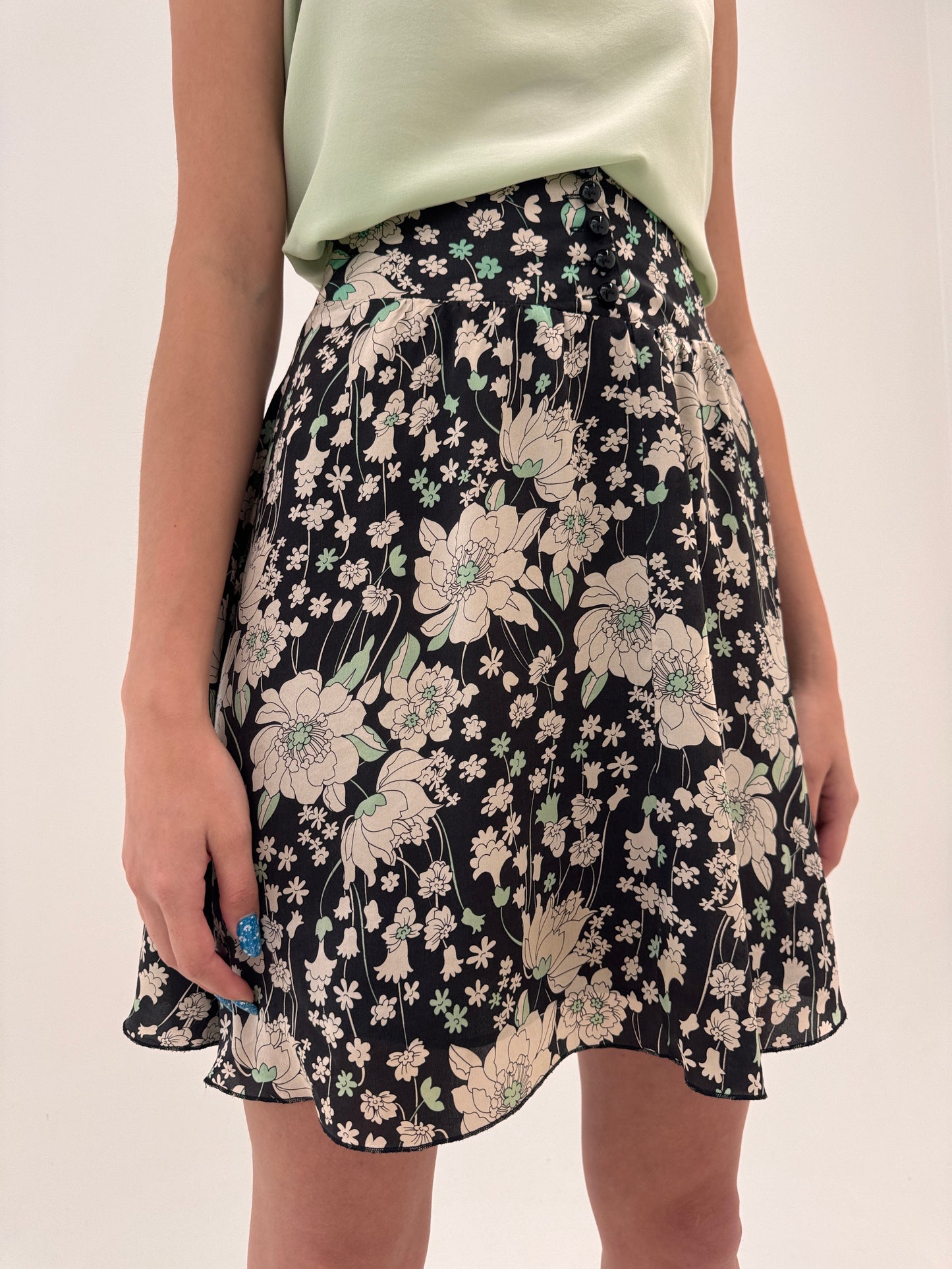 Fustă neagră cu print floral delicat și platca din mătase naturală