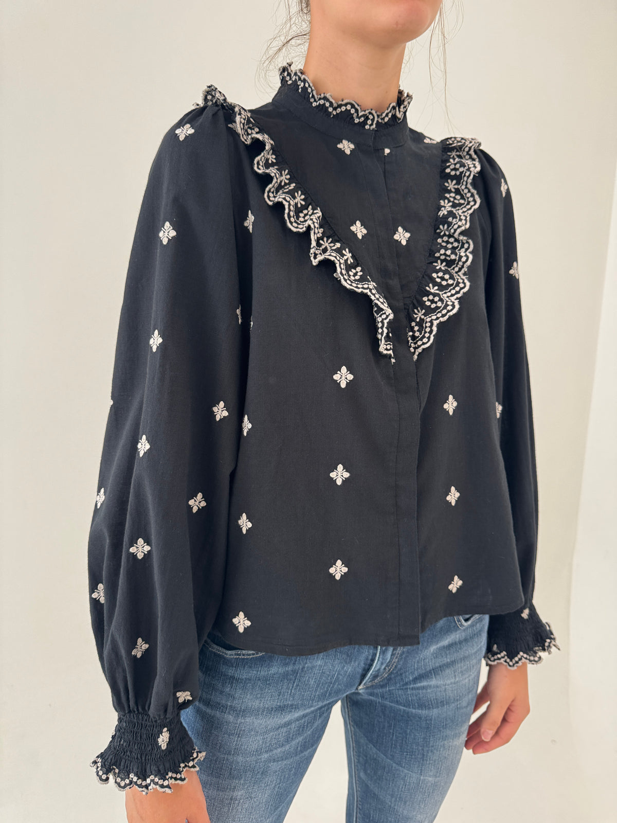 Cămașa boho neagra din bumbac moale cu broderie și mâneci ample