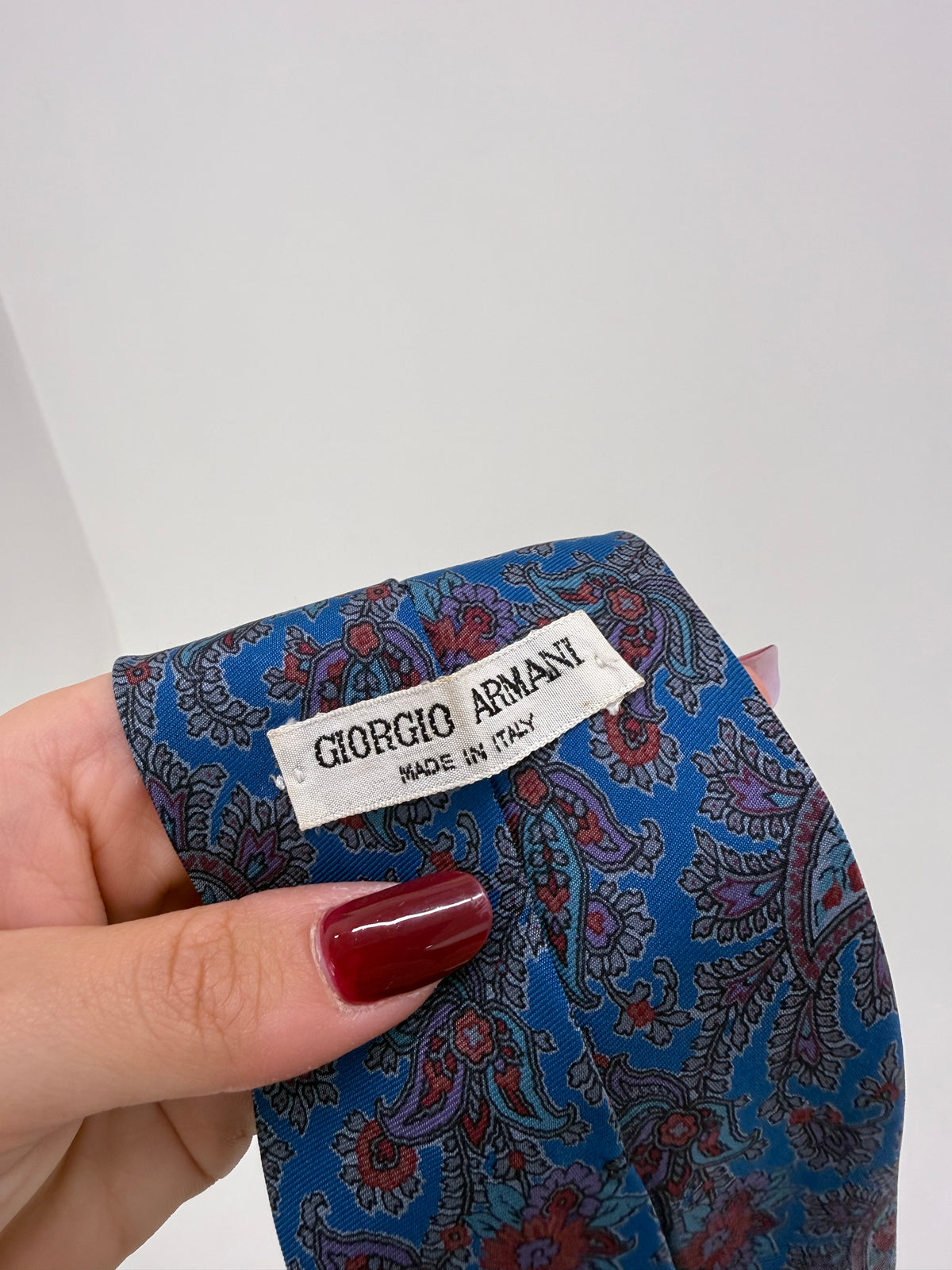 Cravata Giorgio Armani cu print paisley burgundy pe albastru regal