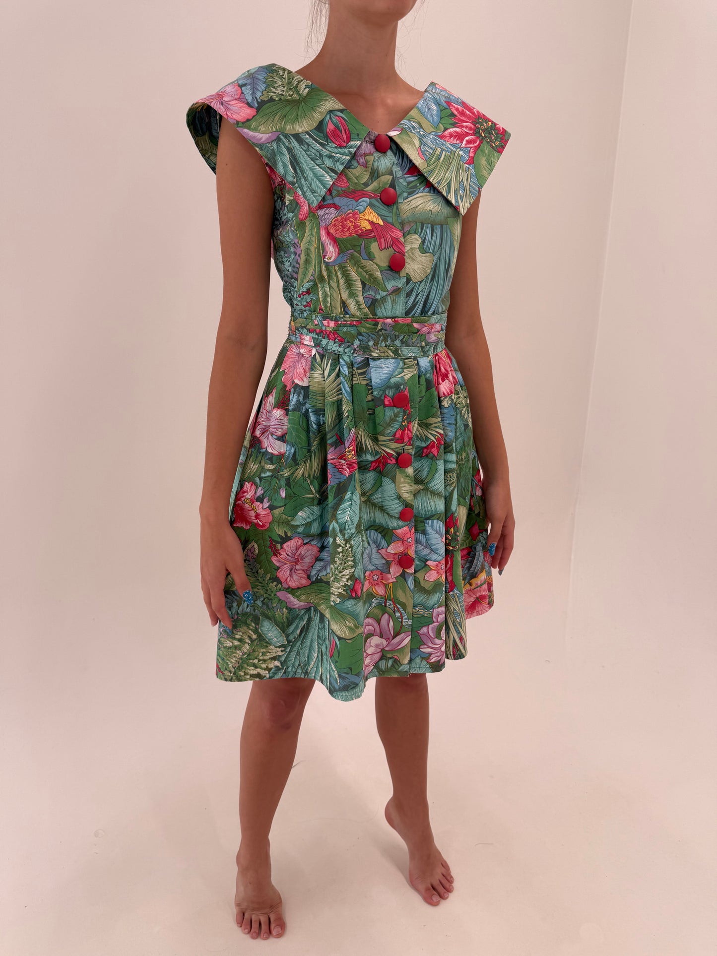 Rochie vintage din pânză cu print floral superb, talie reglabilă  și guler mare