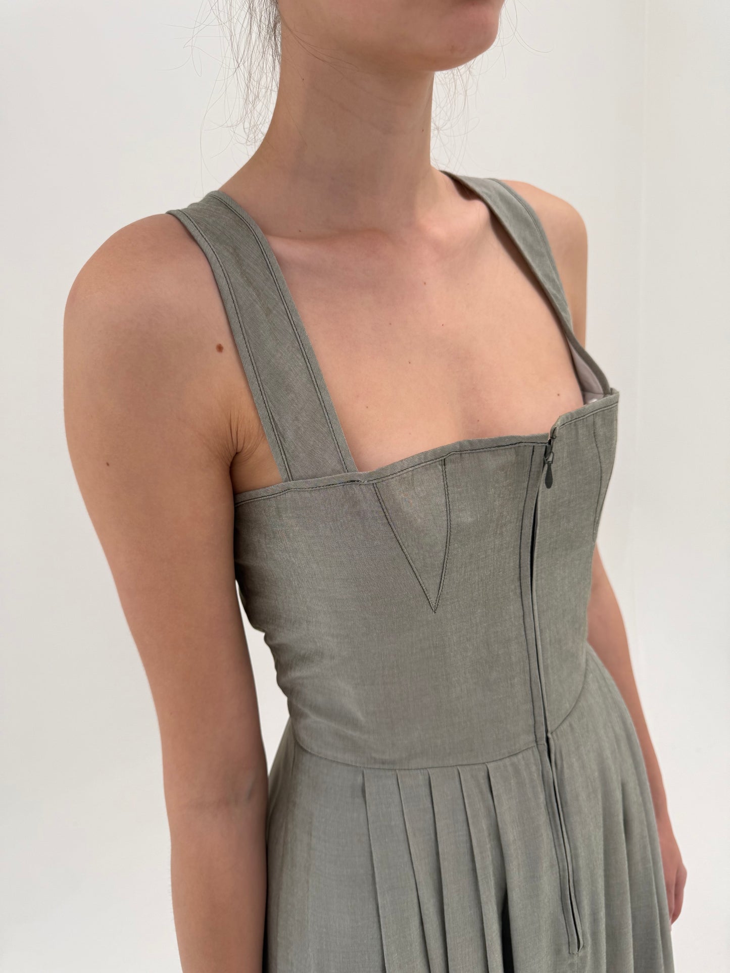 Rochie maxi cu corsaj și buzunare Sage green din panzica extrem de fină