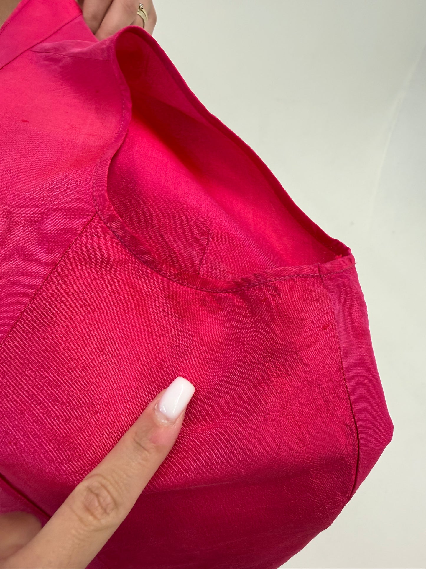 Rochie fucsia din mătase naturală structurată cu influențe asiatice