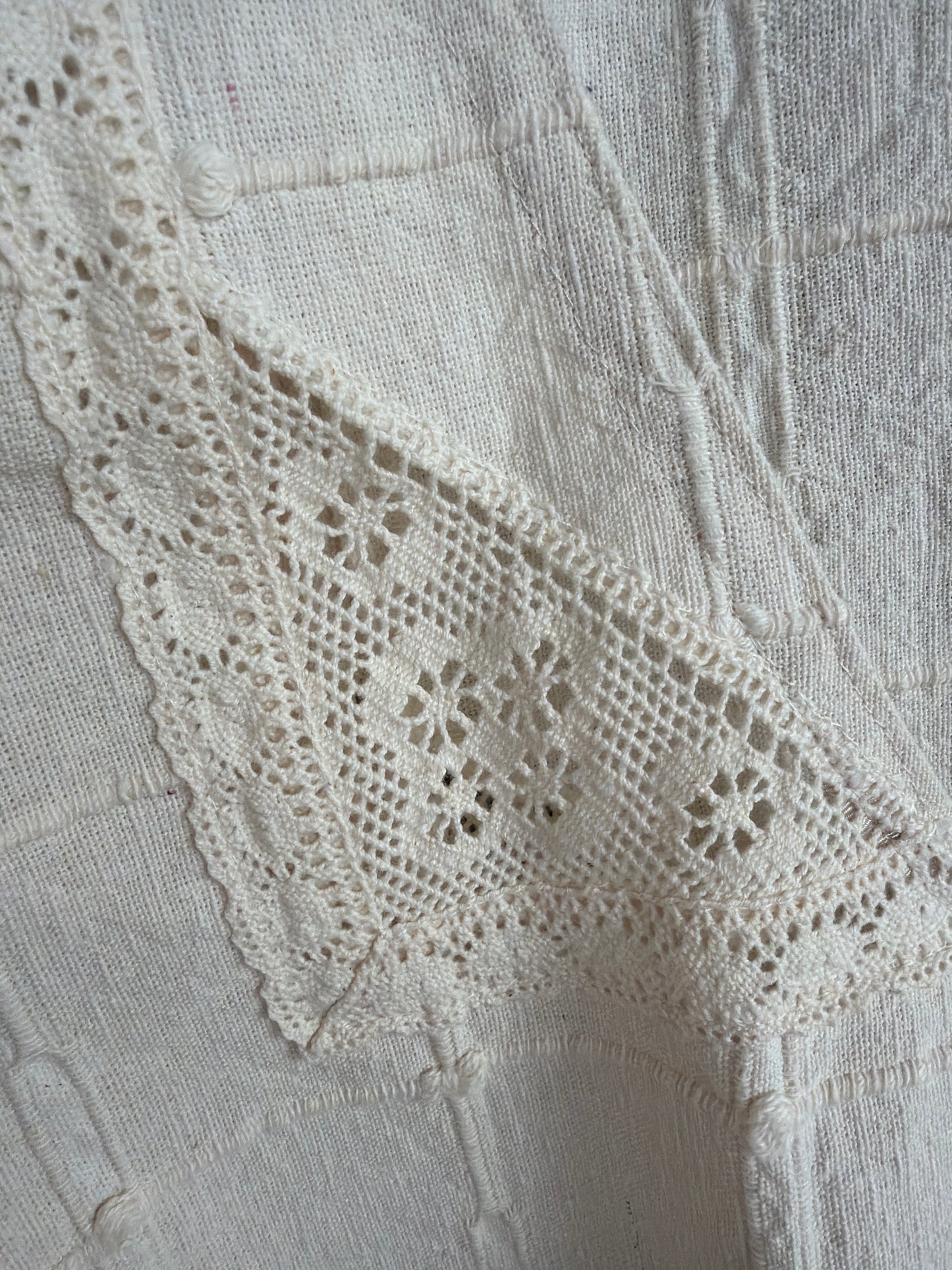 Tunica din pânză lucrată manual cu franjuri, macrame si decorațiuni din lemn
