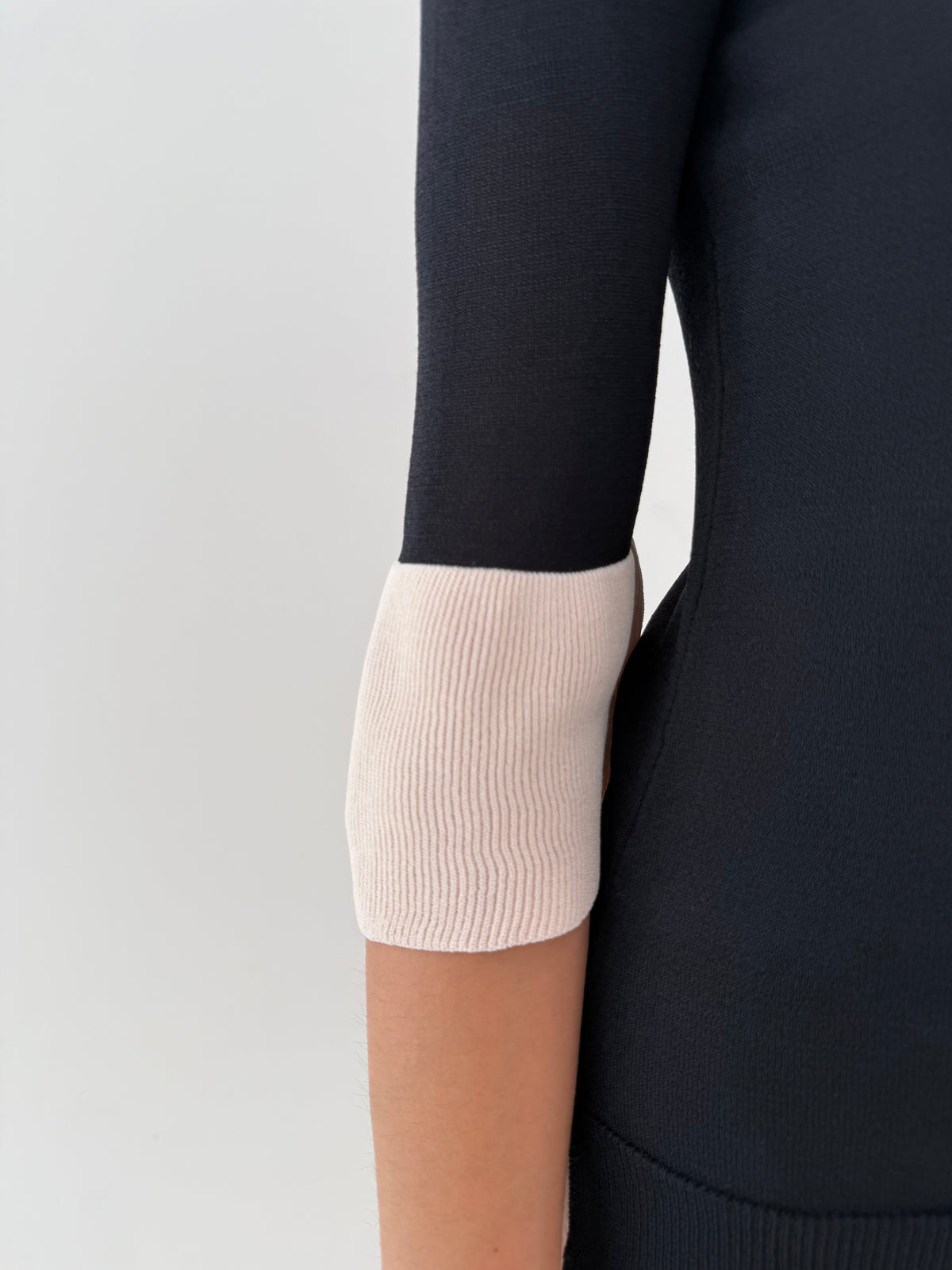 Puloveras feminin alb natur în anchior din tricot fin de Vascoza