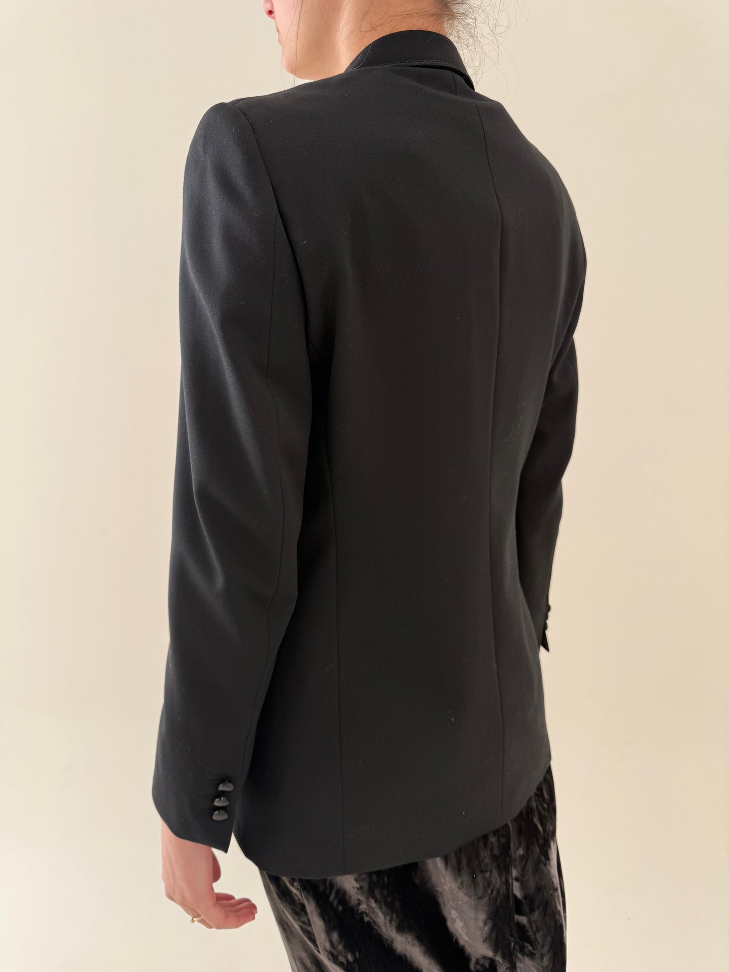 Sacou negru tip smoking cu revere rotunjite de la zi la seară din lanita structurată