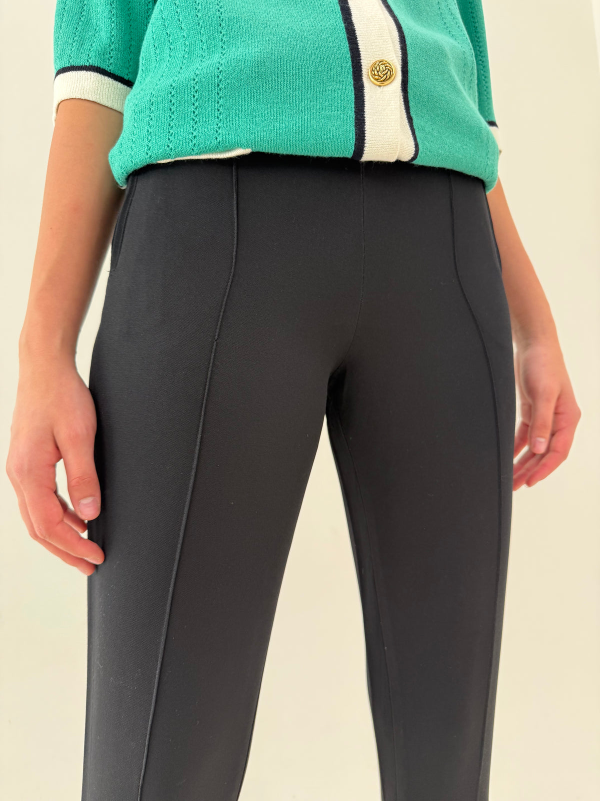 Pantaloni vintage tehnici cu prindere sub talpa și talie ultra înaltă negri