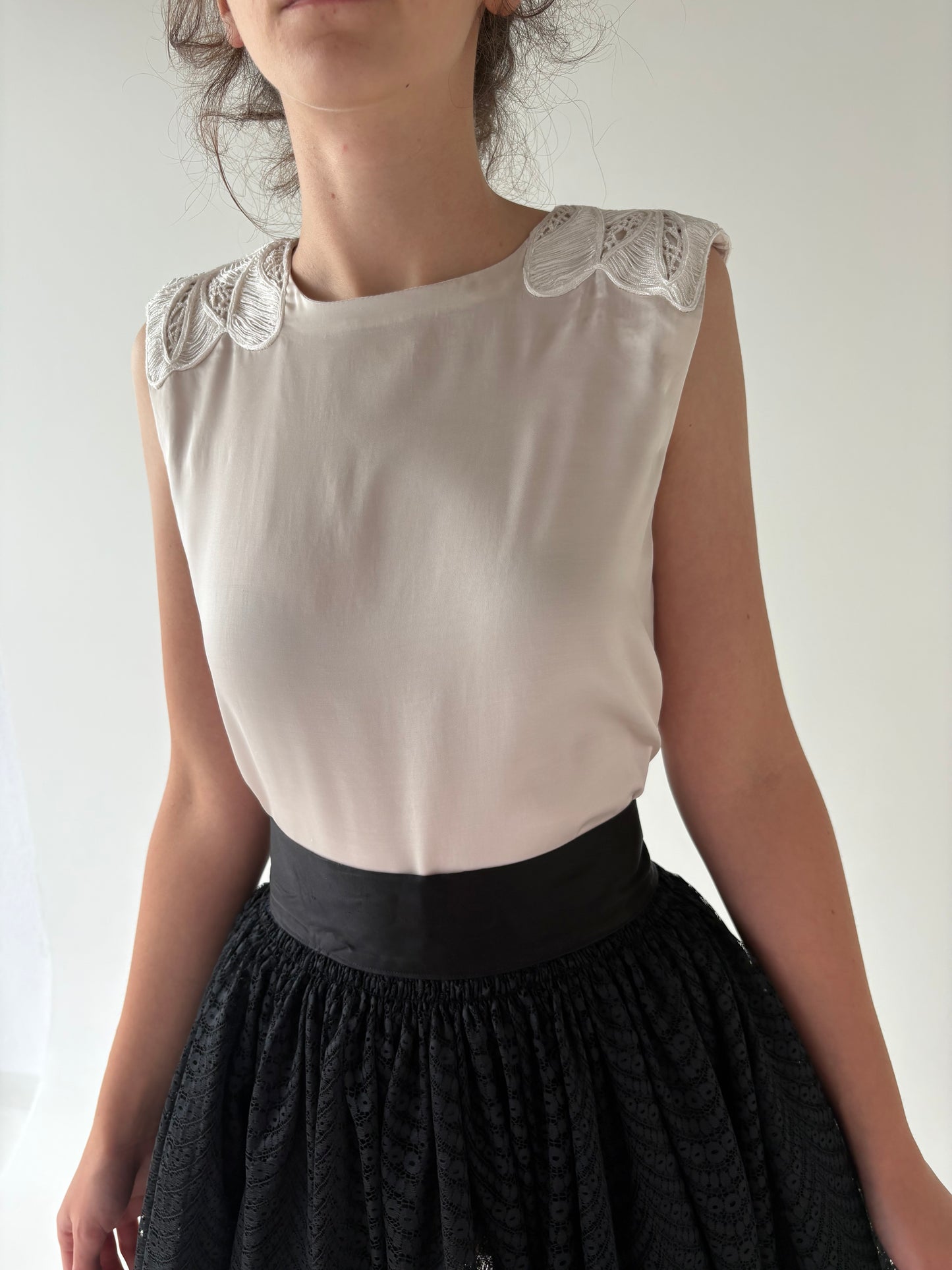 Top satinat butter white Armani cu aplicații pe umeri