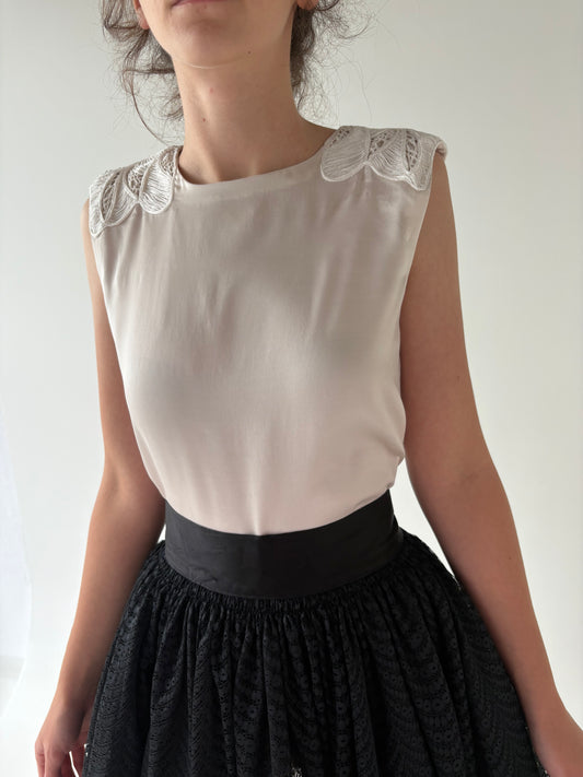 Top satinat butter white Armani cu aplicații pe umeri