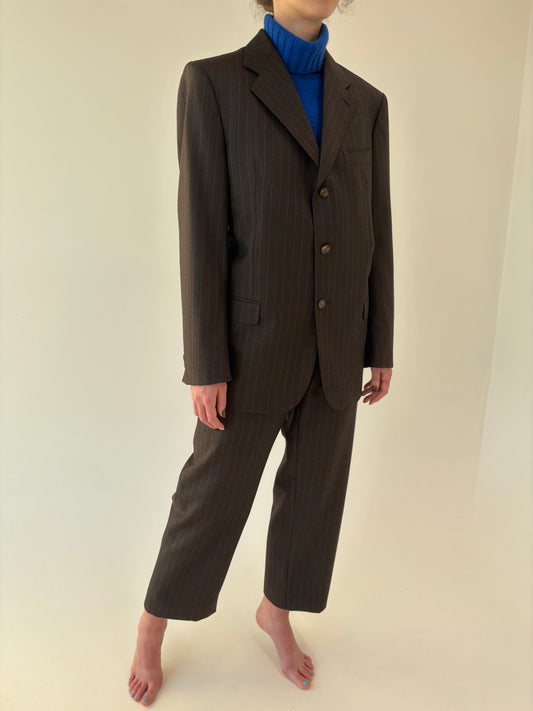 Costum italian chocolate brown cu dungi fine verticale albastru regal