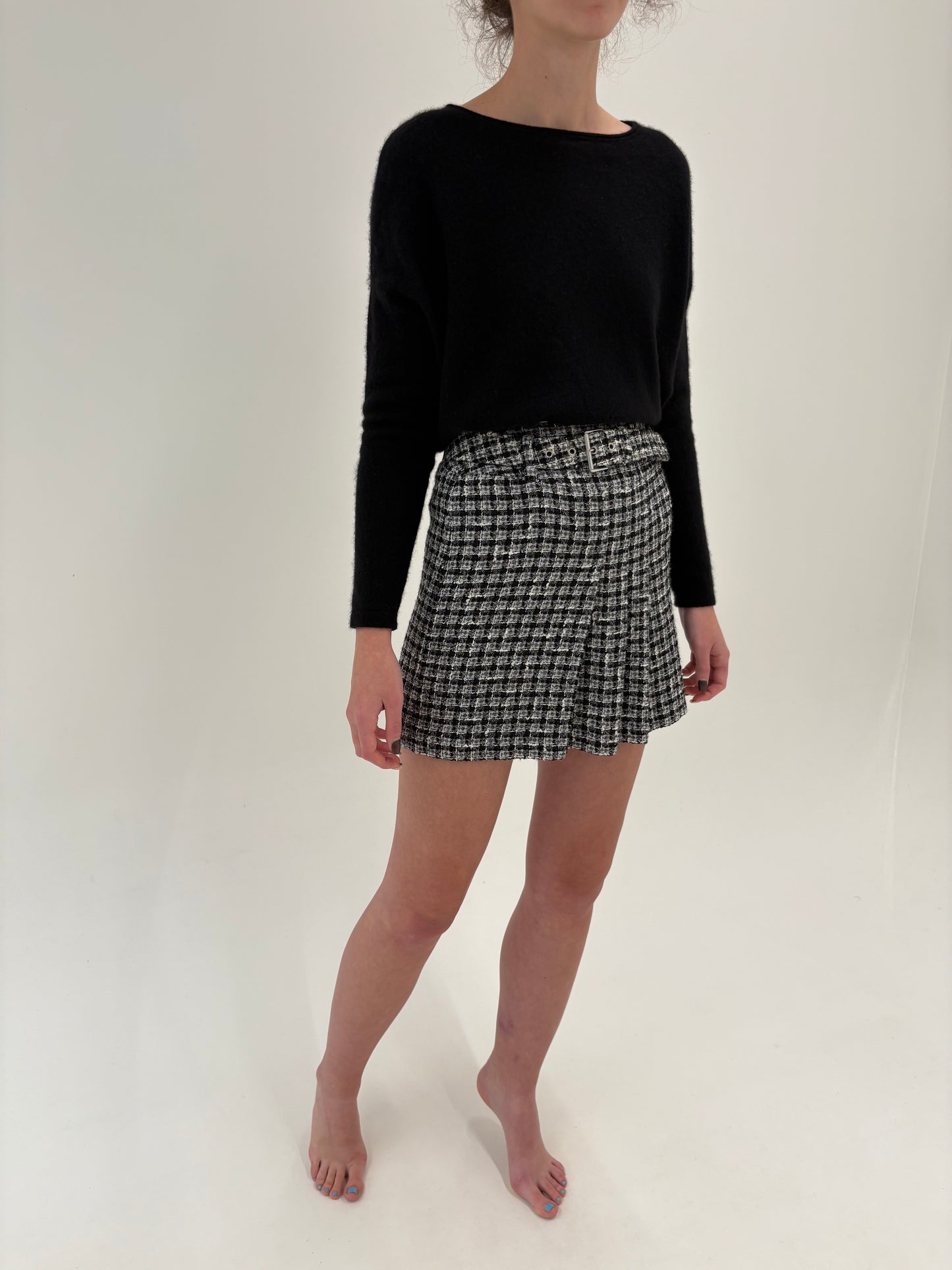 Deux piece in stil Chanel din tweed de lana alb negru cu fusta mini plisată