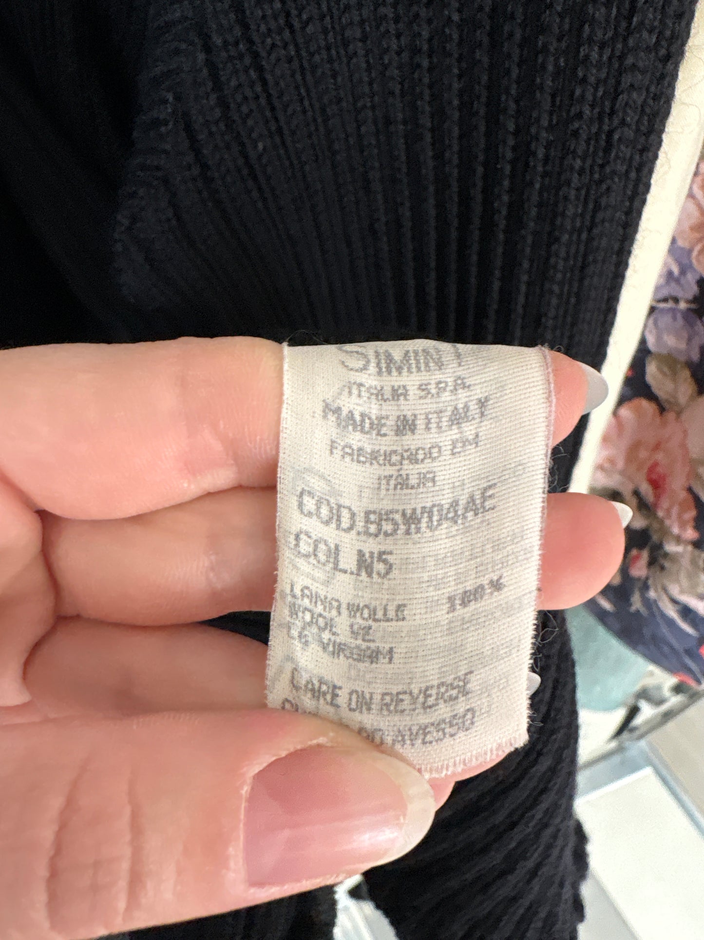 Cardigan negru Armani din lana extrafina ribbed în croi feminin