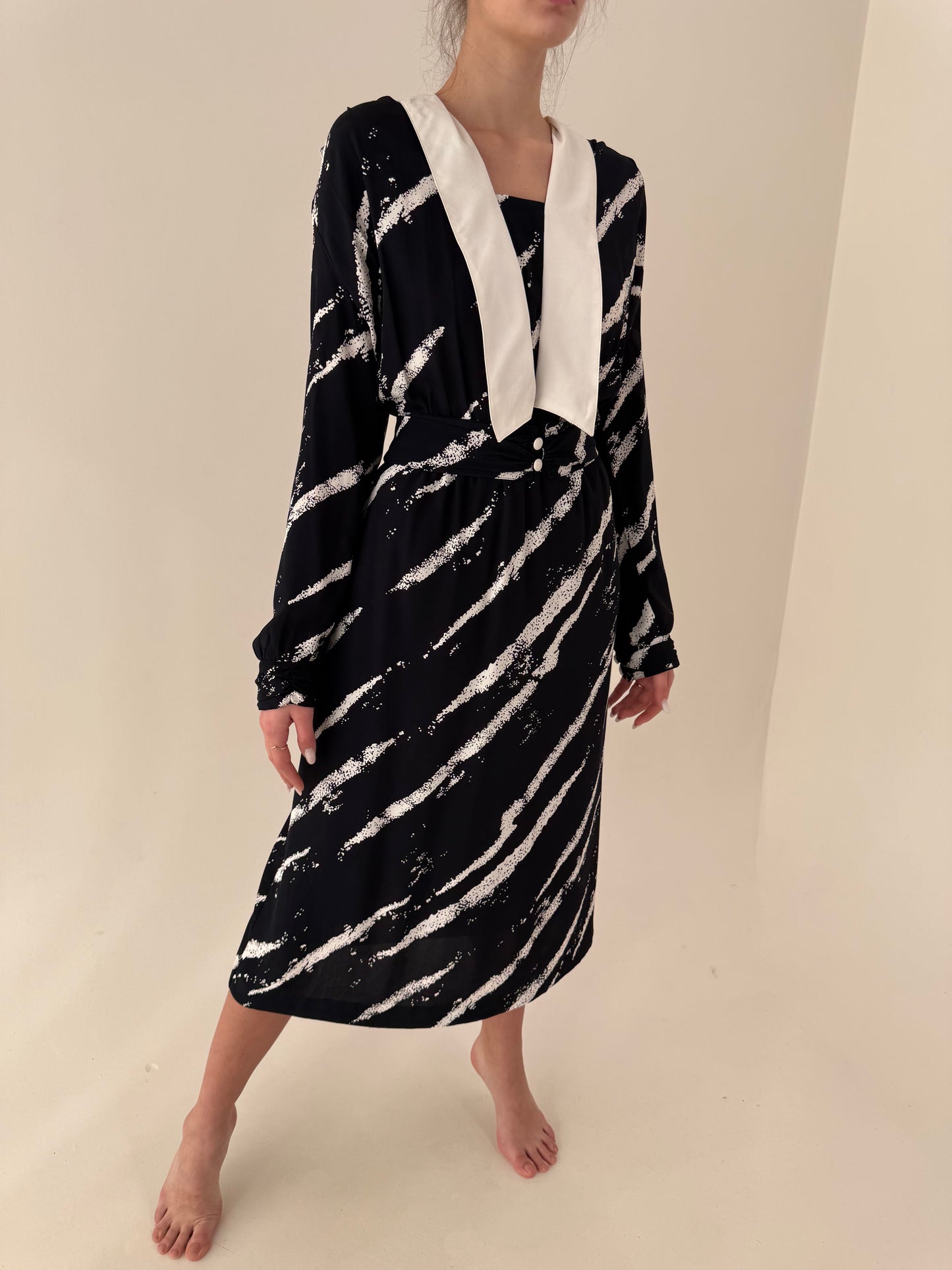 Rochie vintage maxi cu guler contrastant alb negru și talie ultra înaltă