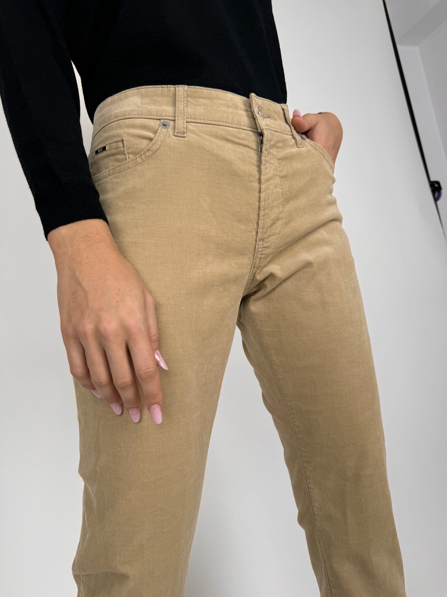 Pantaloni camel Hugo Boss din catifea raiata tall