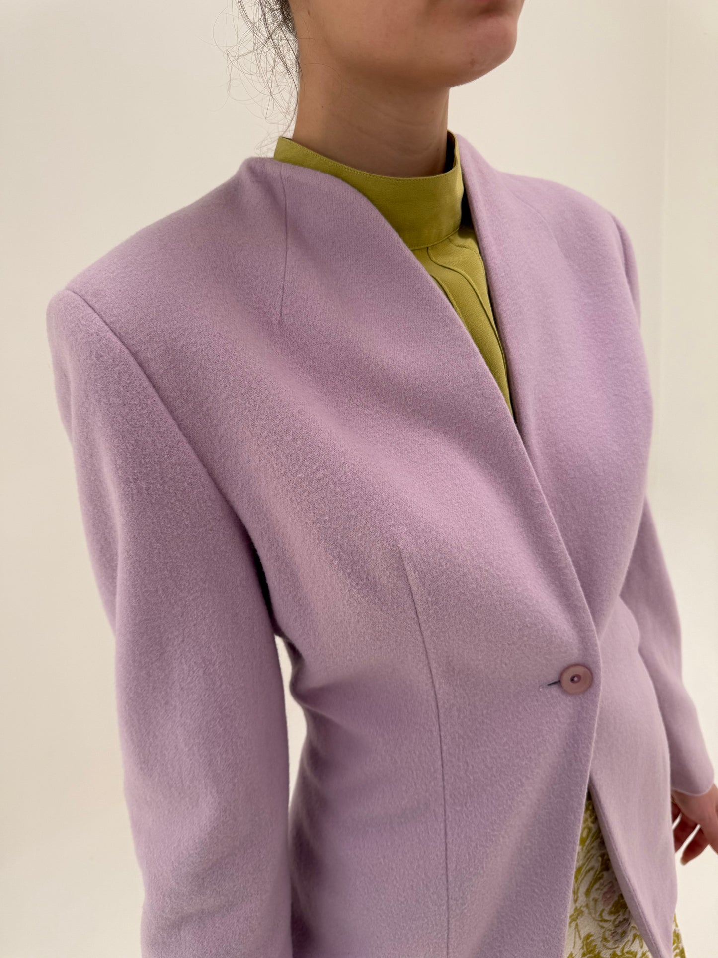 Sacou pink lavender cambrat cu închidere tip smoking in croi minimalist