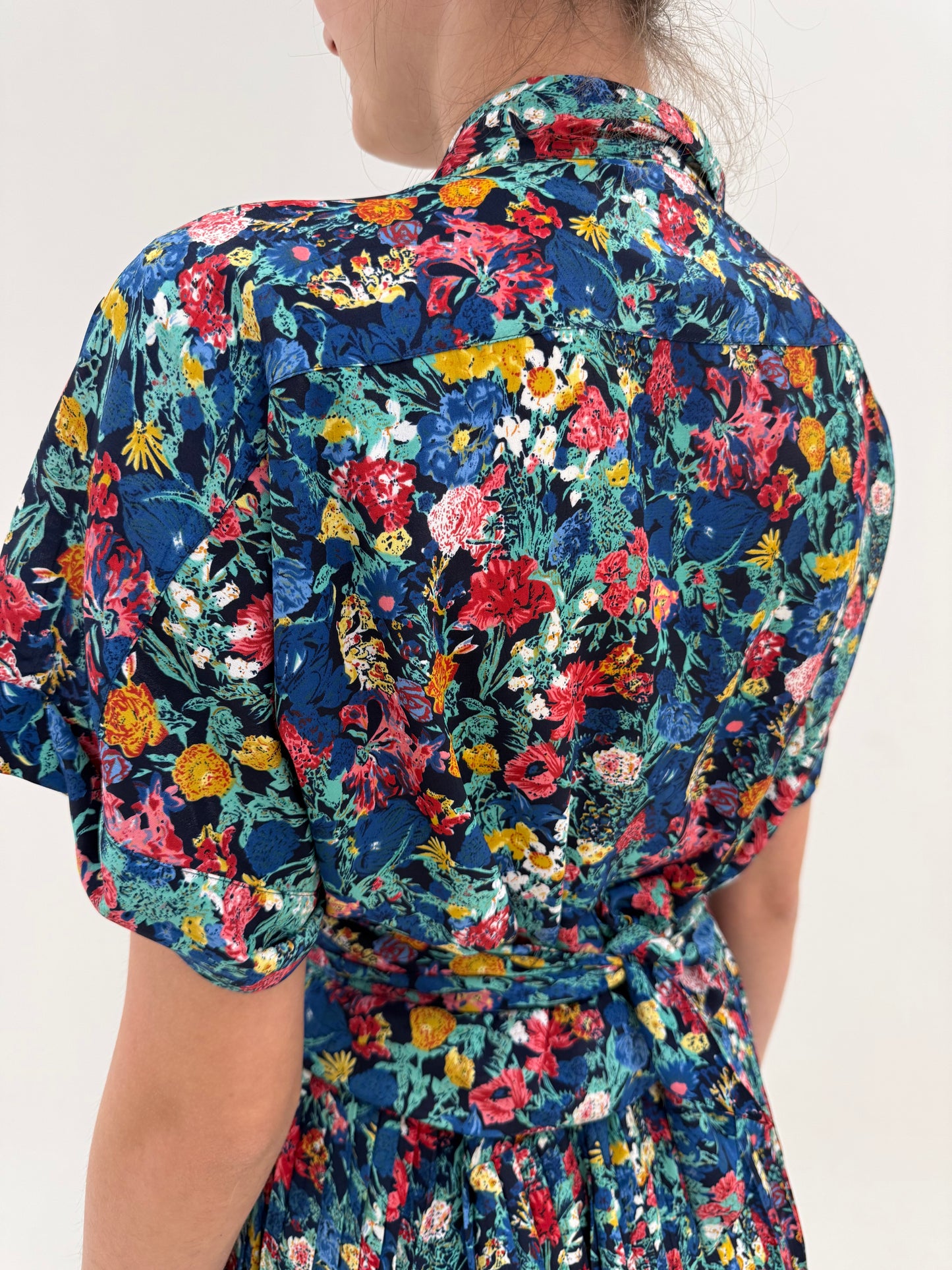 Set vintage cu fustă plisată midi lung și cămașă lejeră cu print floral