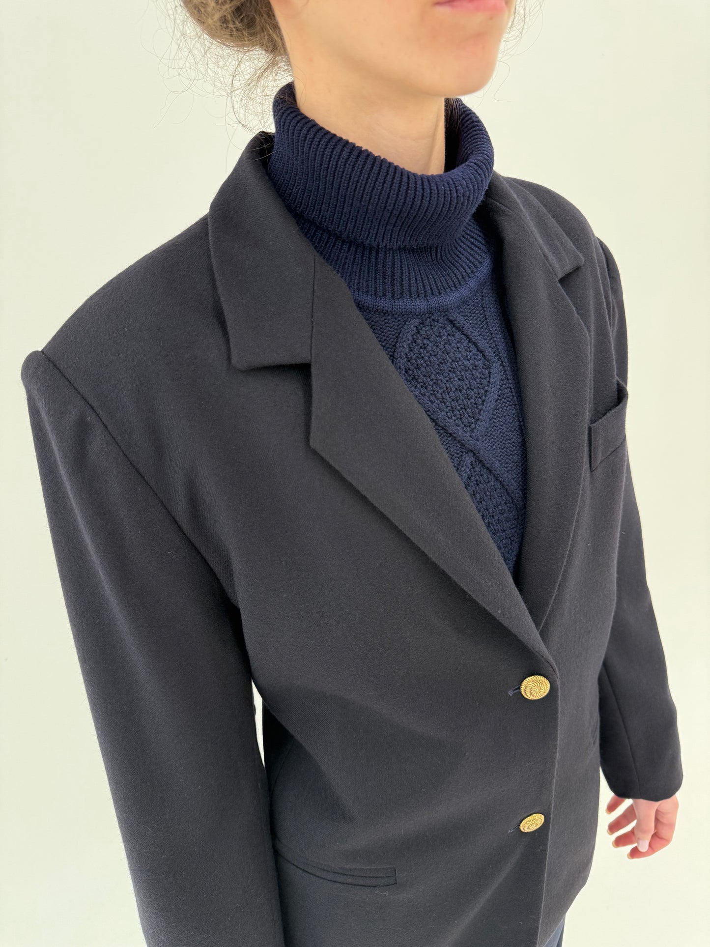 Sacou în croi mai lung ușor cambrat din stofă plină de lana pura cu nasturi aurii