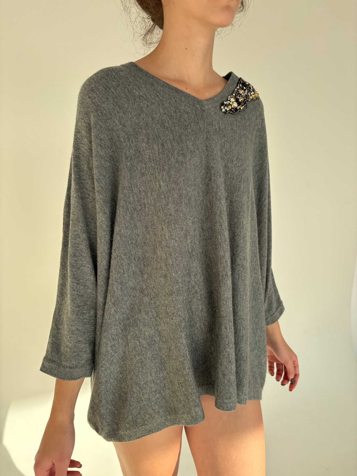 Pulover în croi tip capa din lana merino extrafina cu aplicații