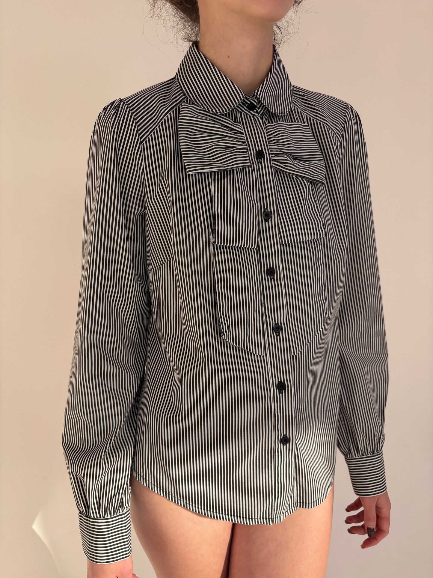Cămașa italiana în croi elaborat cu funde și dungi negre din poplin de bumbac