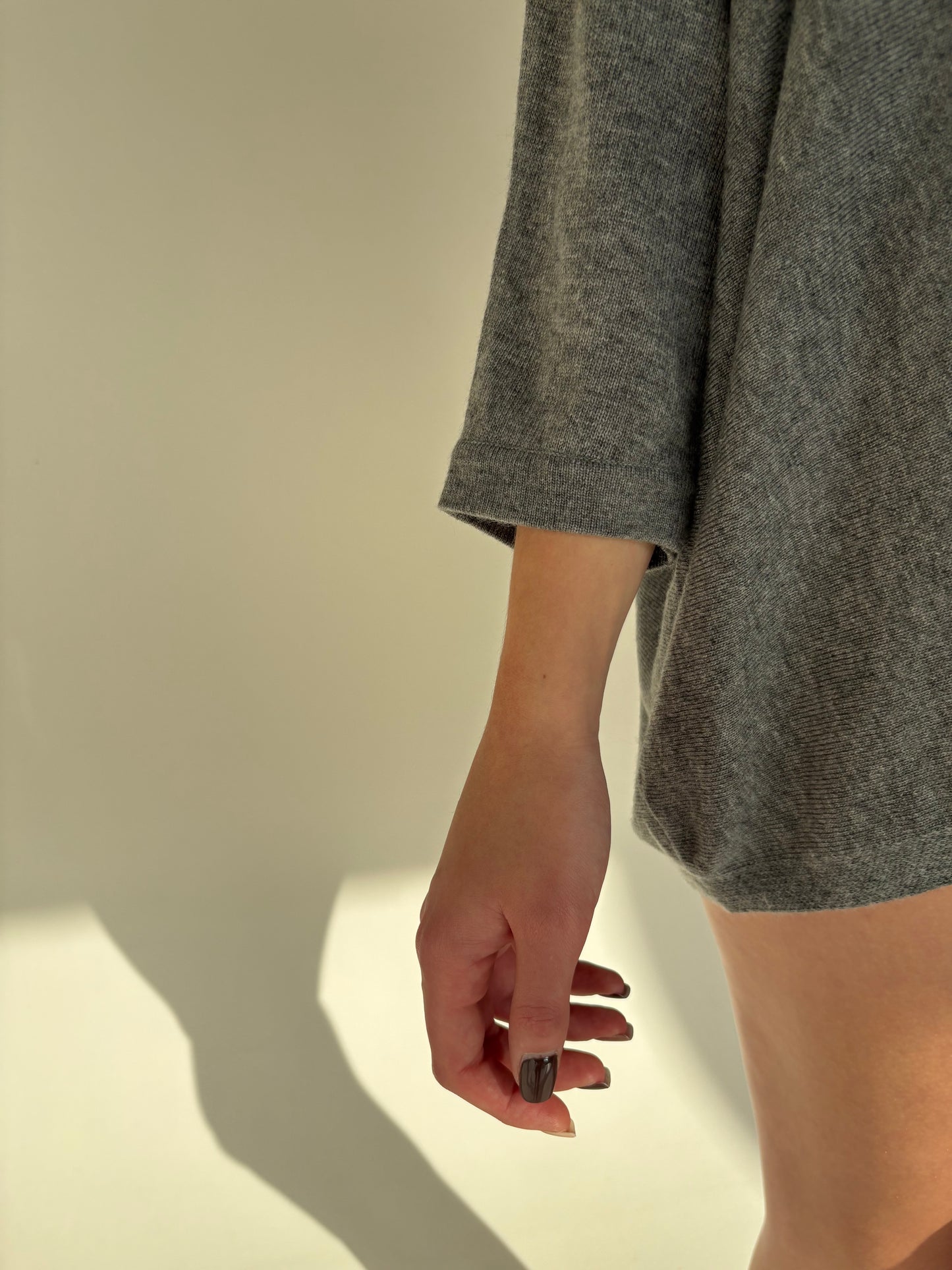 Pulover în croi tip capa din lana merino extrafina cu aplicații