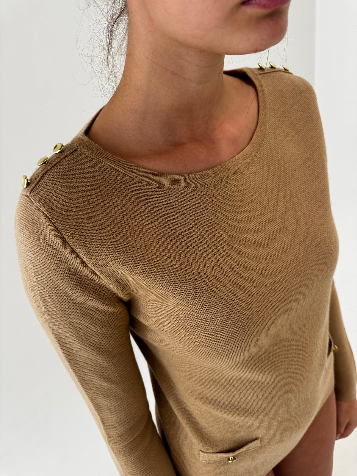 Pulover camel din lana merino extrafina cu nasturi aurii metalici