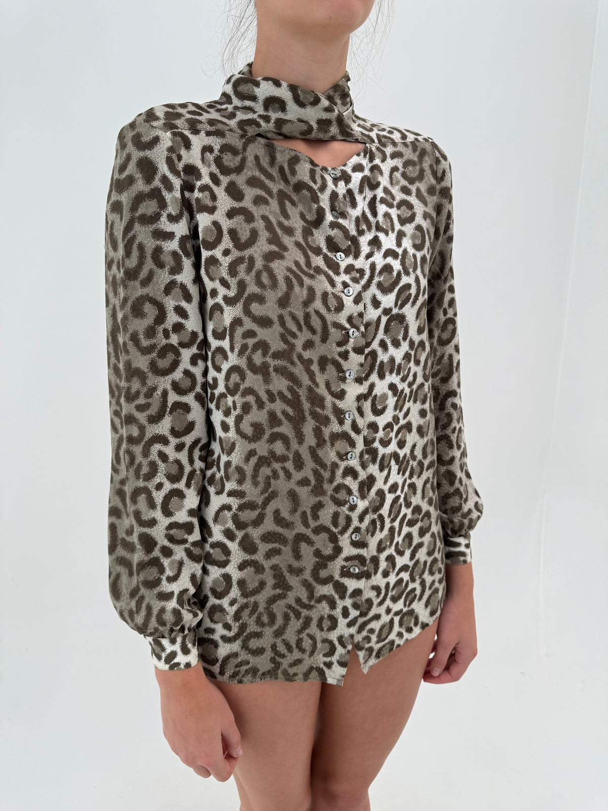 Cămașa din mătase naturală animal print în croi chic