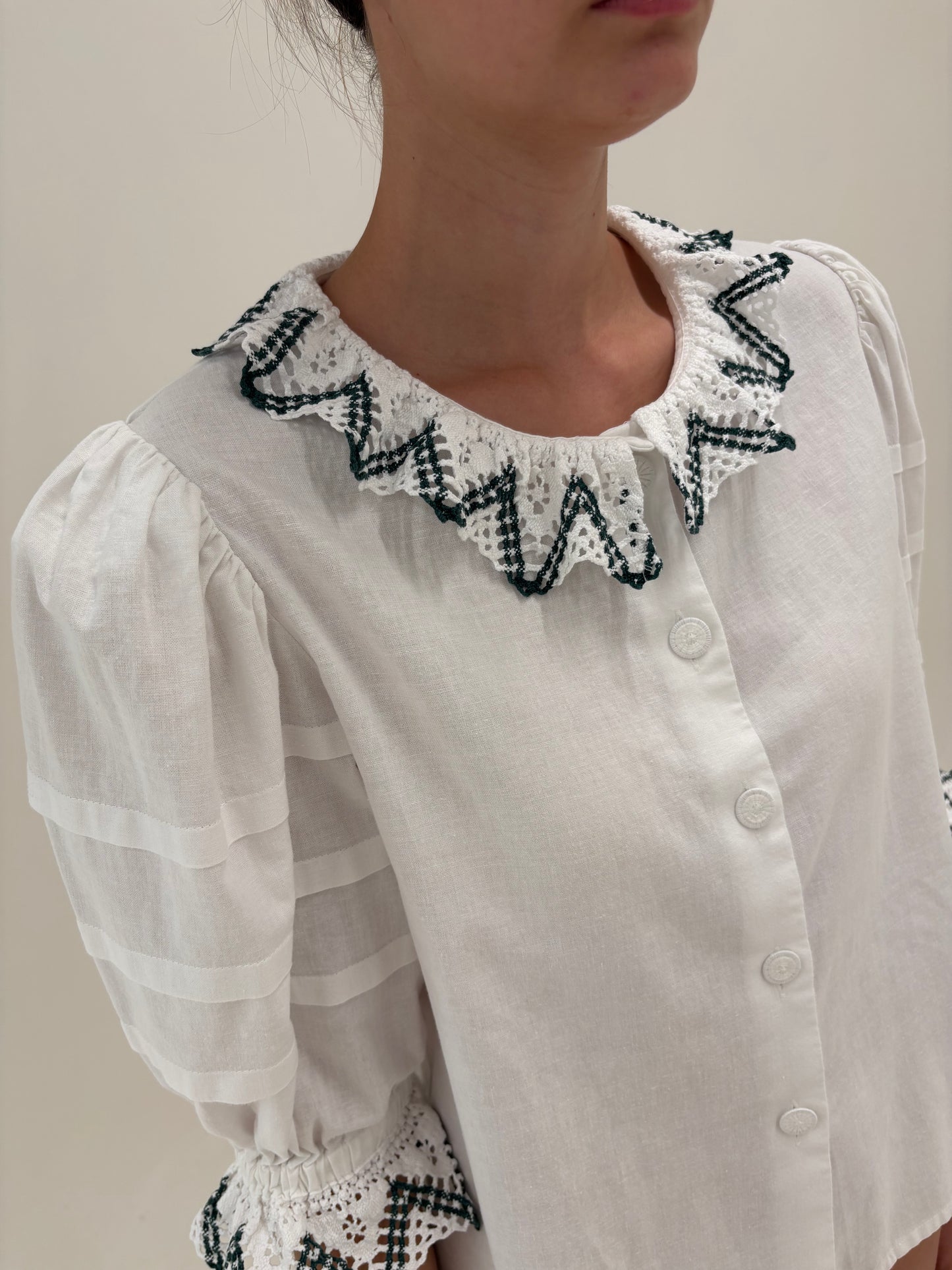 Cămașa vintage cu umeri bufanți din pânză de in și bumbac cu broderie dark green