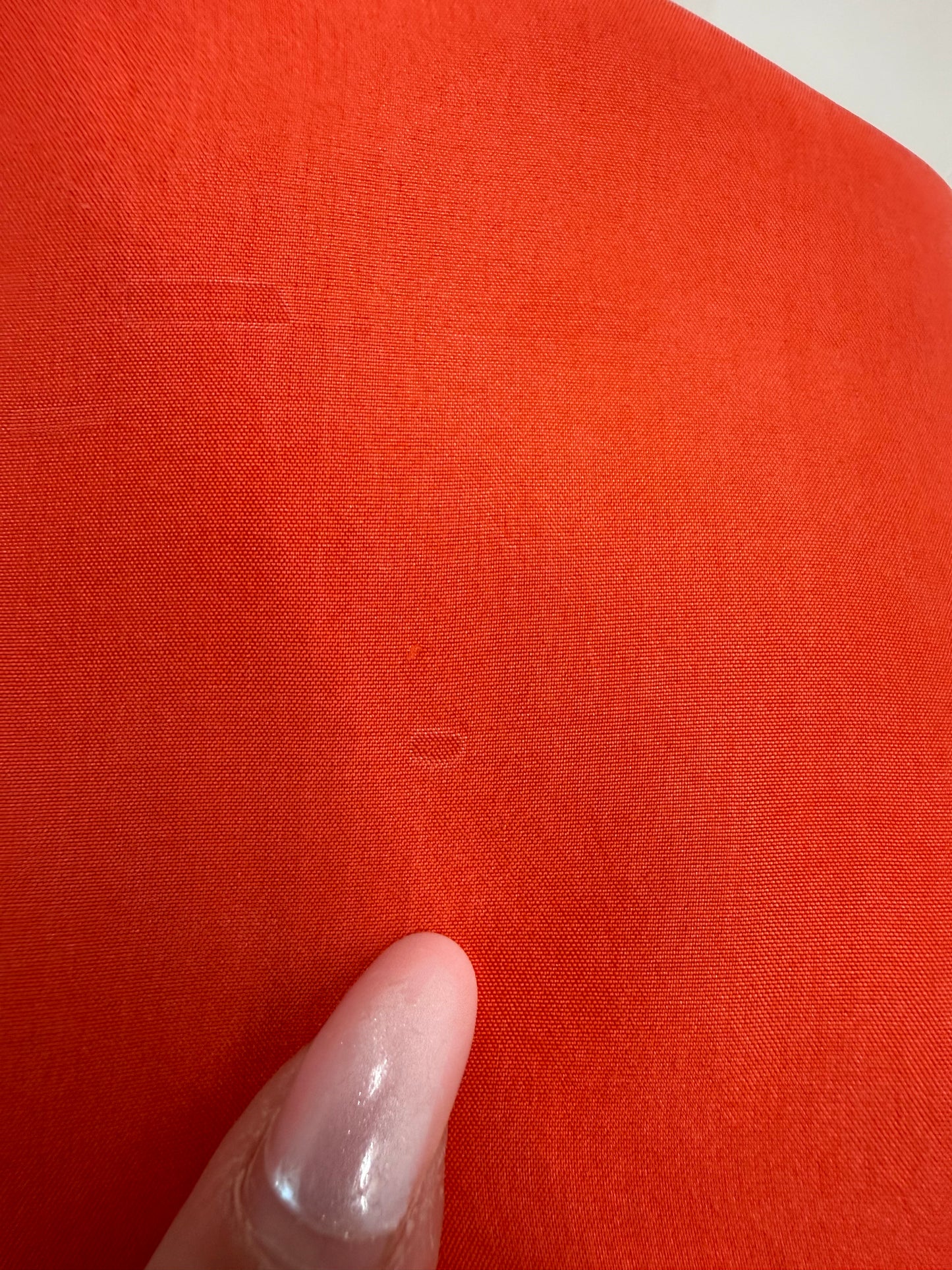 Top coral red din mătase naturală în croi minimalist
