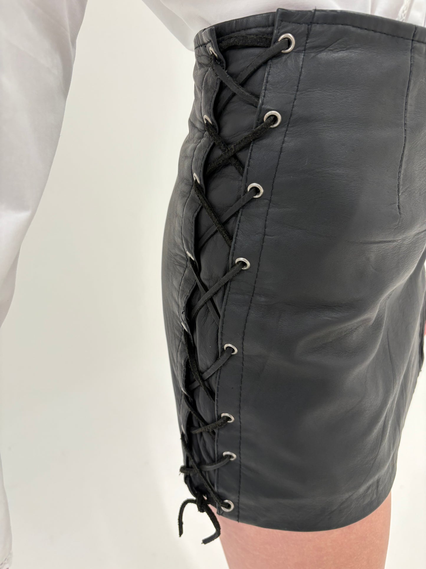 Fustă mini din piele naturală în croi actual