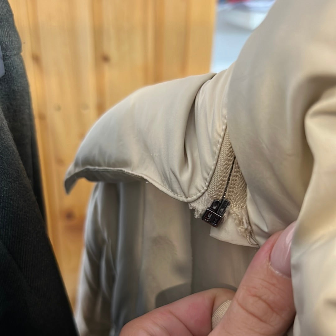 Jacheta puffer nude cu glugă detașabilă