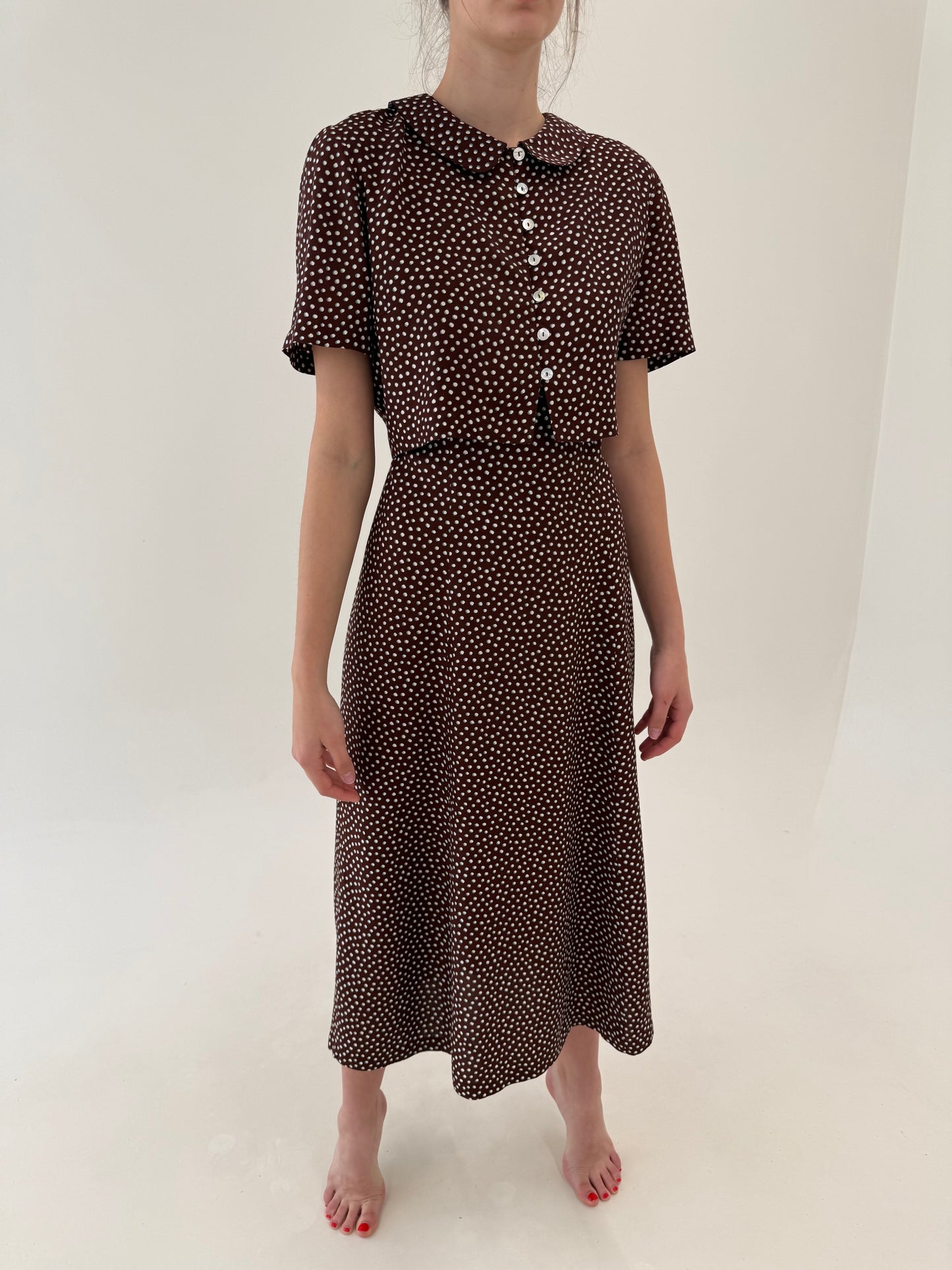Rochie maxi cu buline ivoire în croi ultra chic și talie marcată