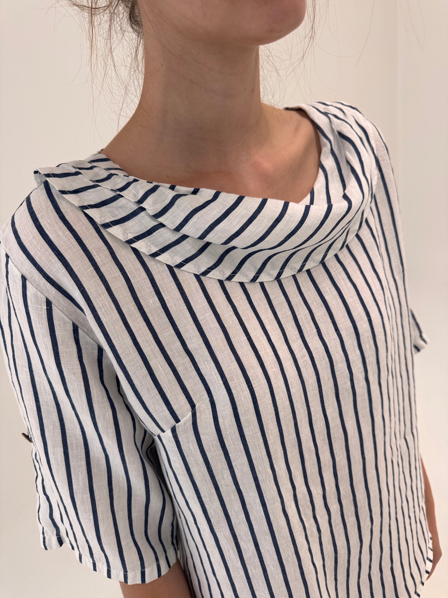 Top italian minimalist cu rever bărcuță drapat din in premium cu dungi Navy verticale