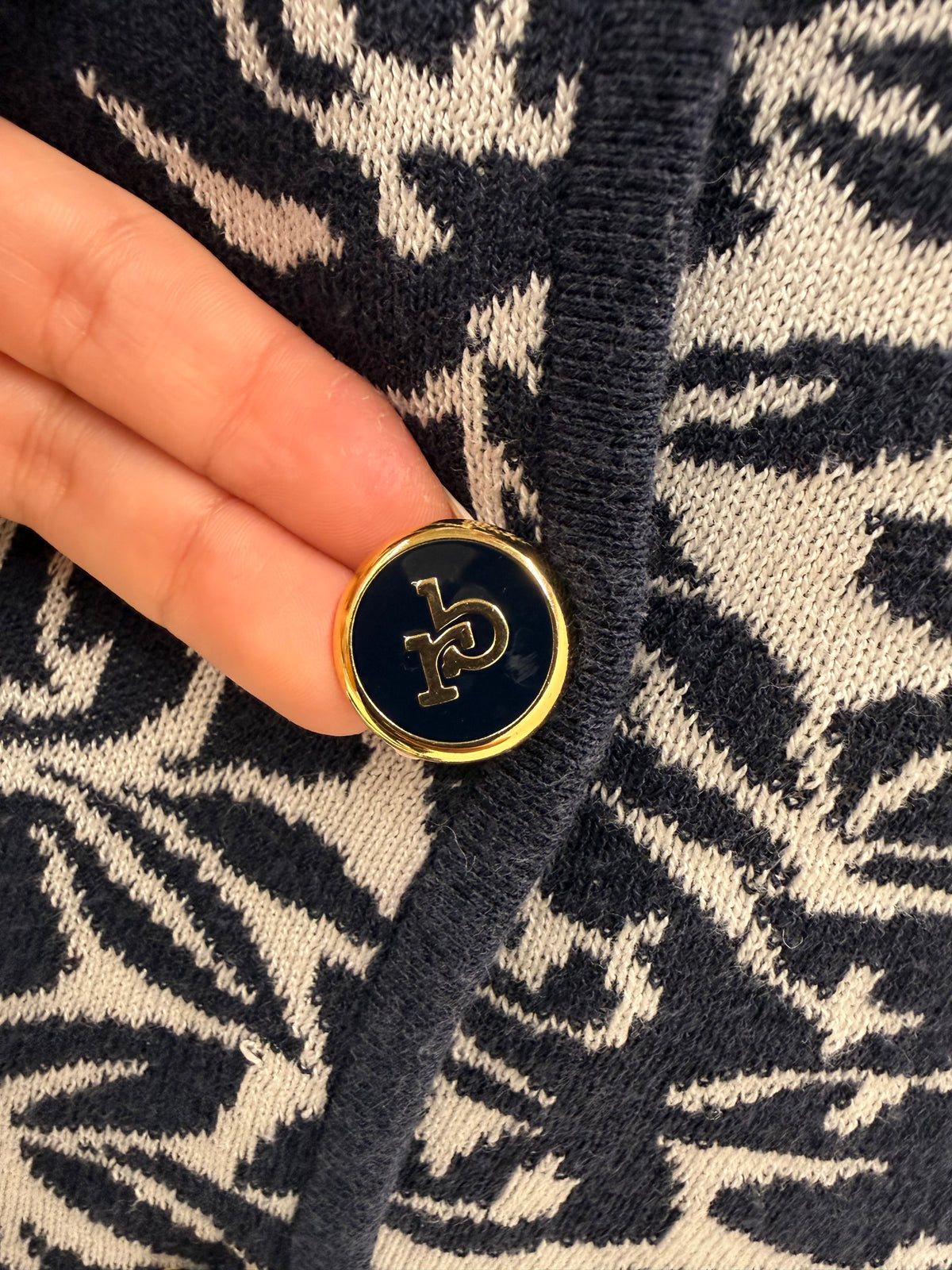 Jacheta Rocco Barocco din tricot gros dublu și print floral Navy stilizat