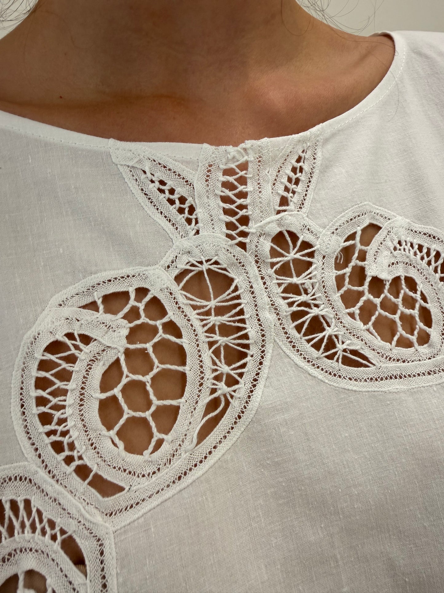 Tunica bijterie cu broderie și macrame lucrat manual în croi amplu