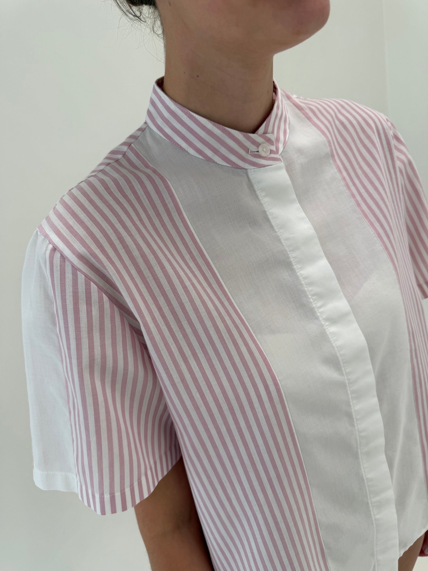 Cămașa din panzica cu dungi fine roz in croi retro modern