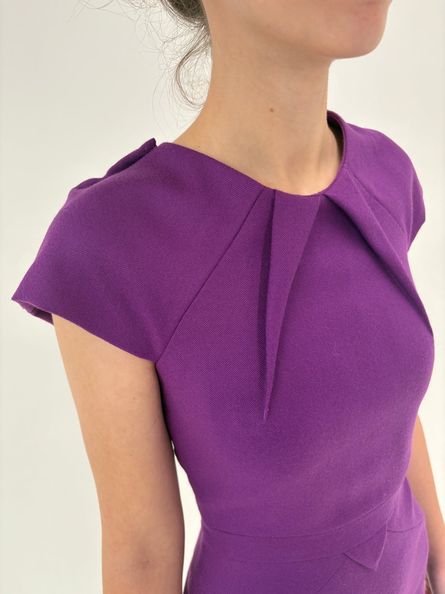 Rochie business in croi elevat cu fronseuri din lana extrafina