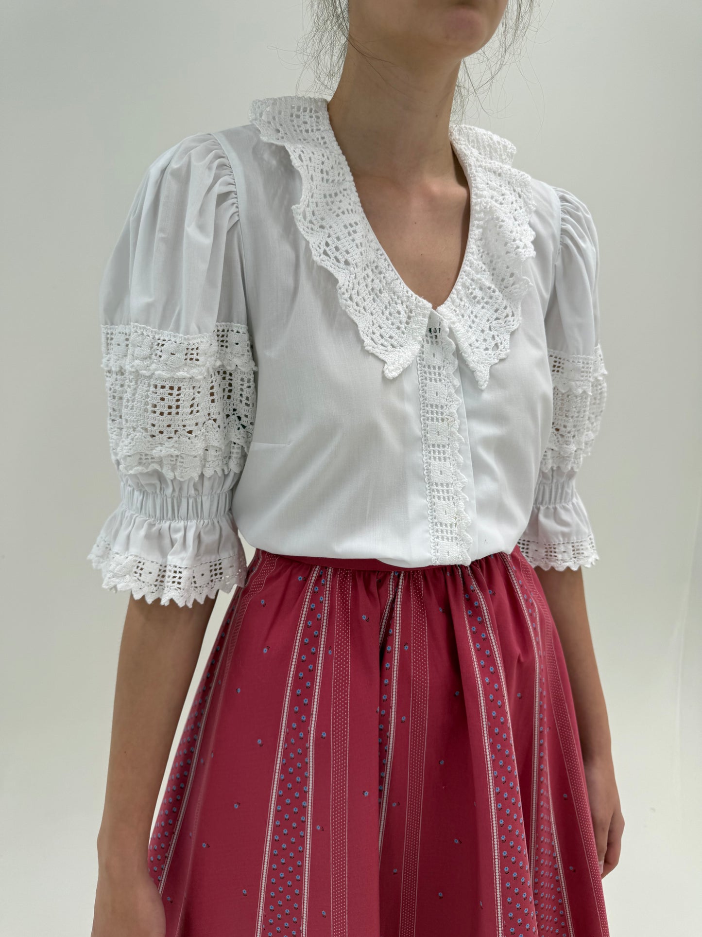 Cămașa vintage sueoeba cu inserții de dantelă macrame și broderie anglaise