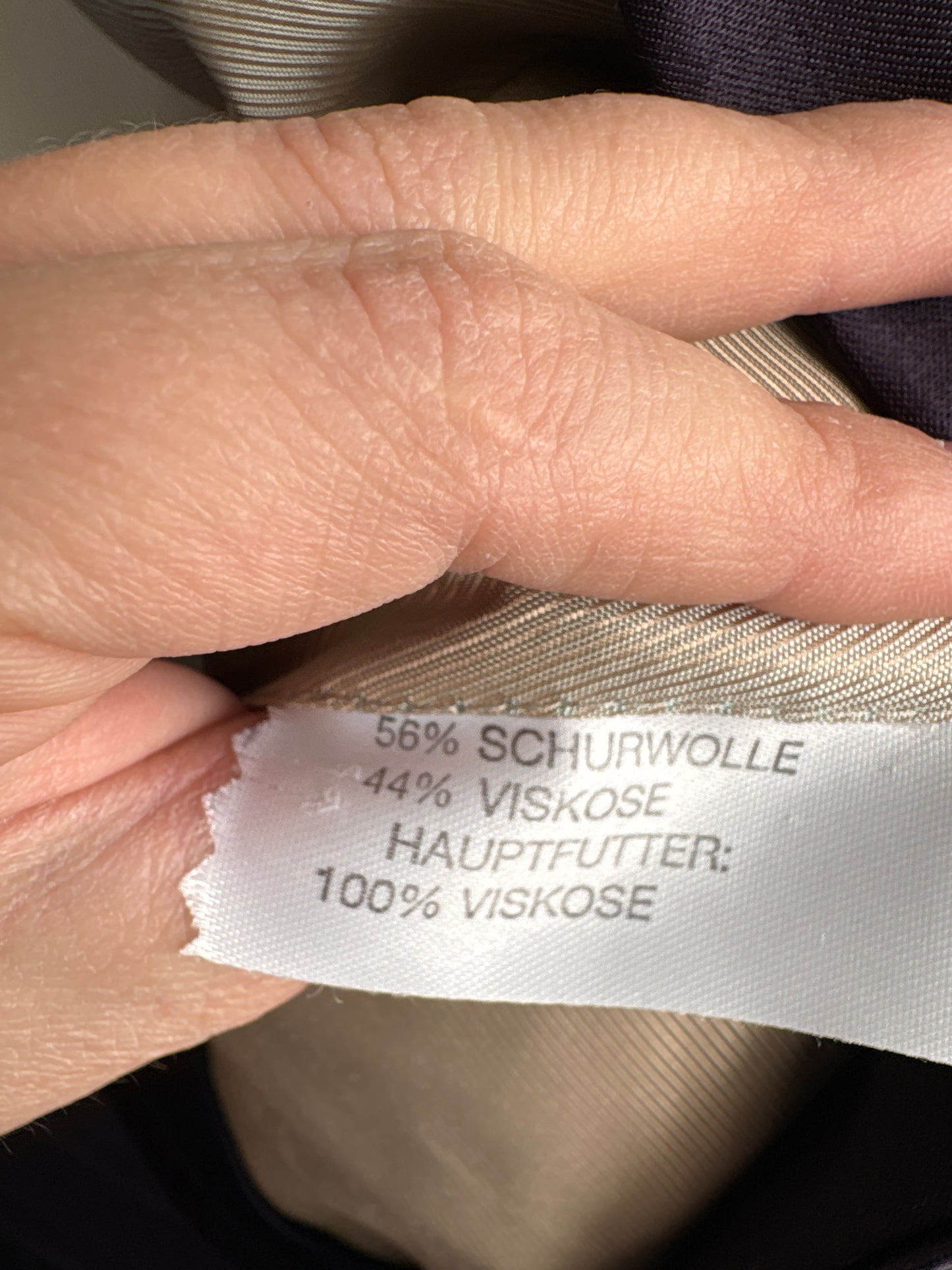 Costum vintage tip smoking aubergine cu revere satinate de la zi la seară